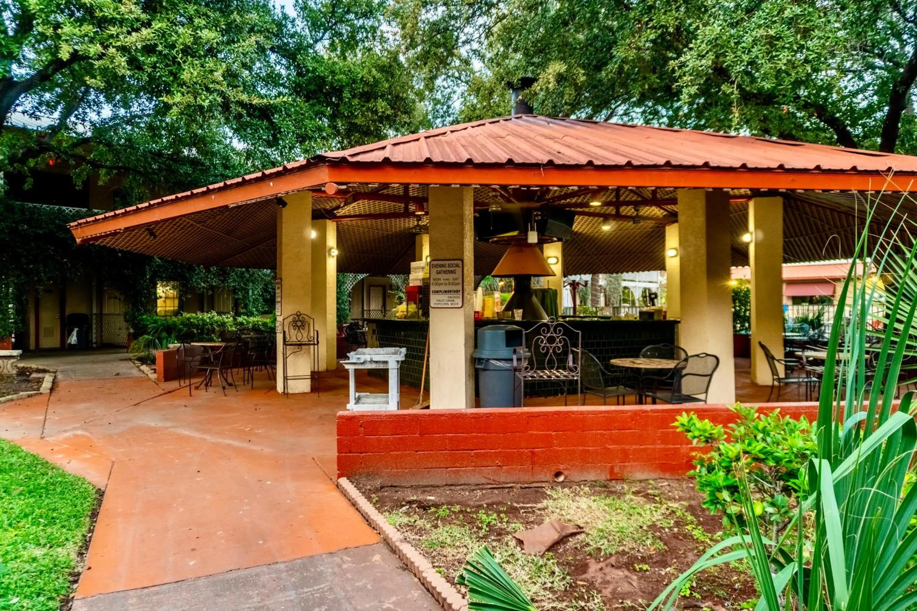 Food and drinks in Family Garden Inn & Suites