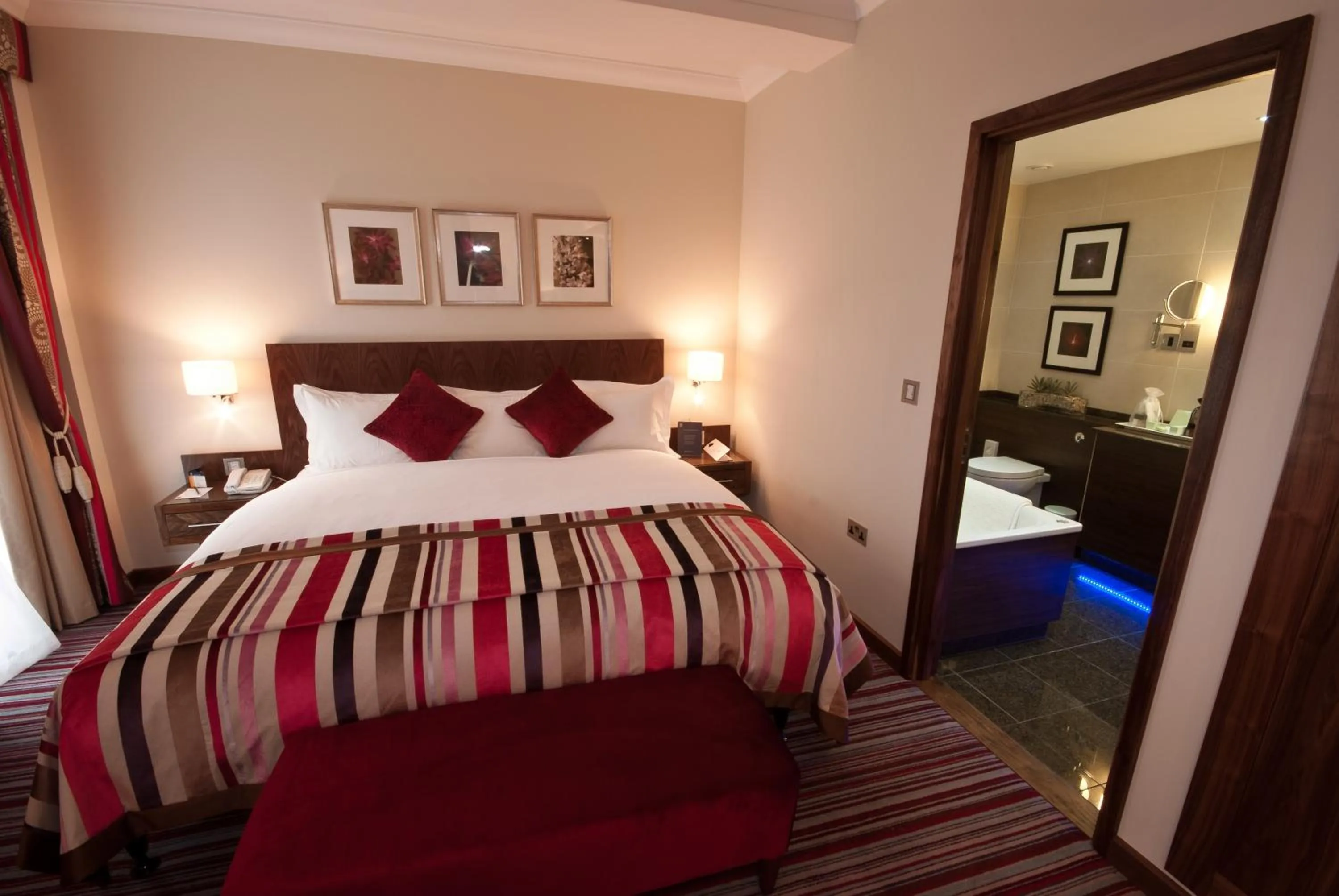 Bathroom, Bed in The Rembrandt