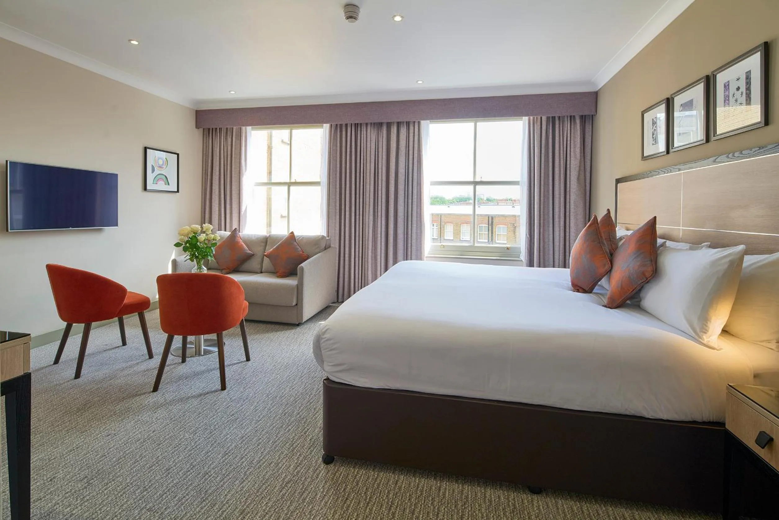 Seating area, Bed in The Rembrandt