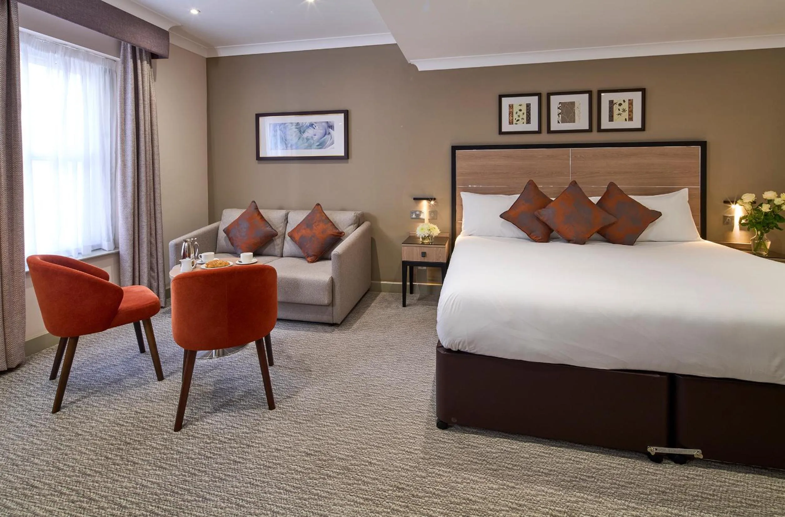 Seating area, Bed in The Rembrandt