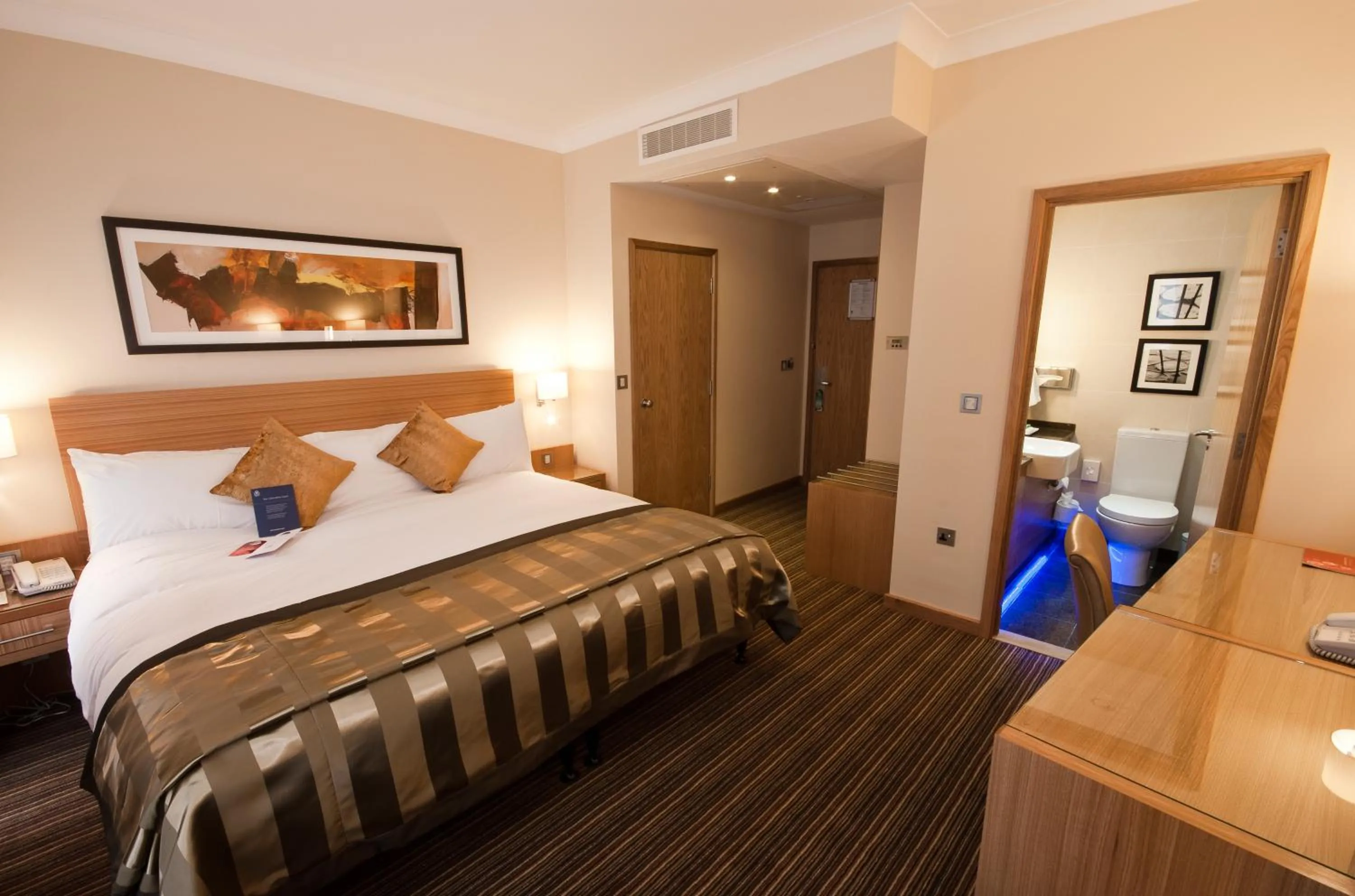 Photo of the whole room, Bed in The Rembrandt