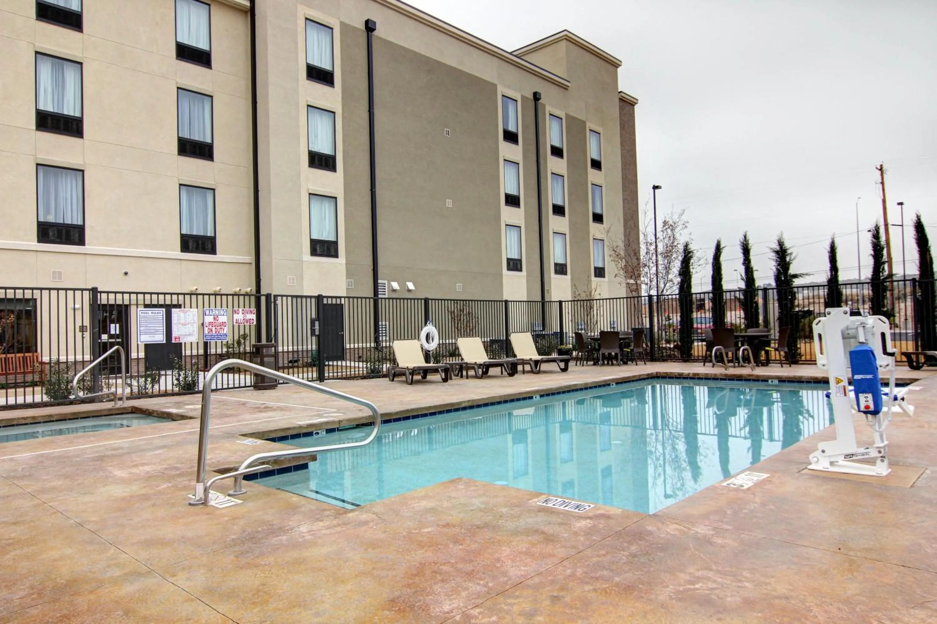 Swimming pool in Comfort Suites Carlsbad