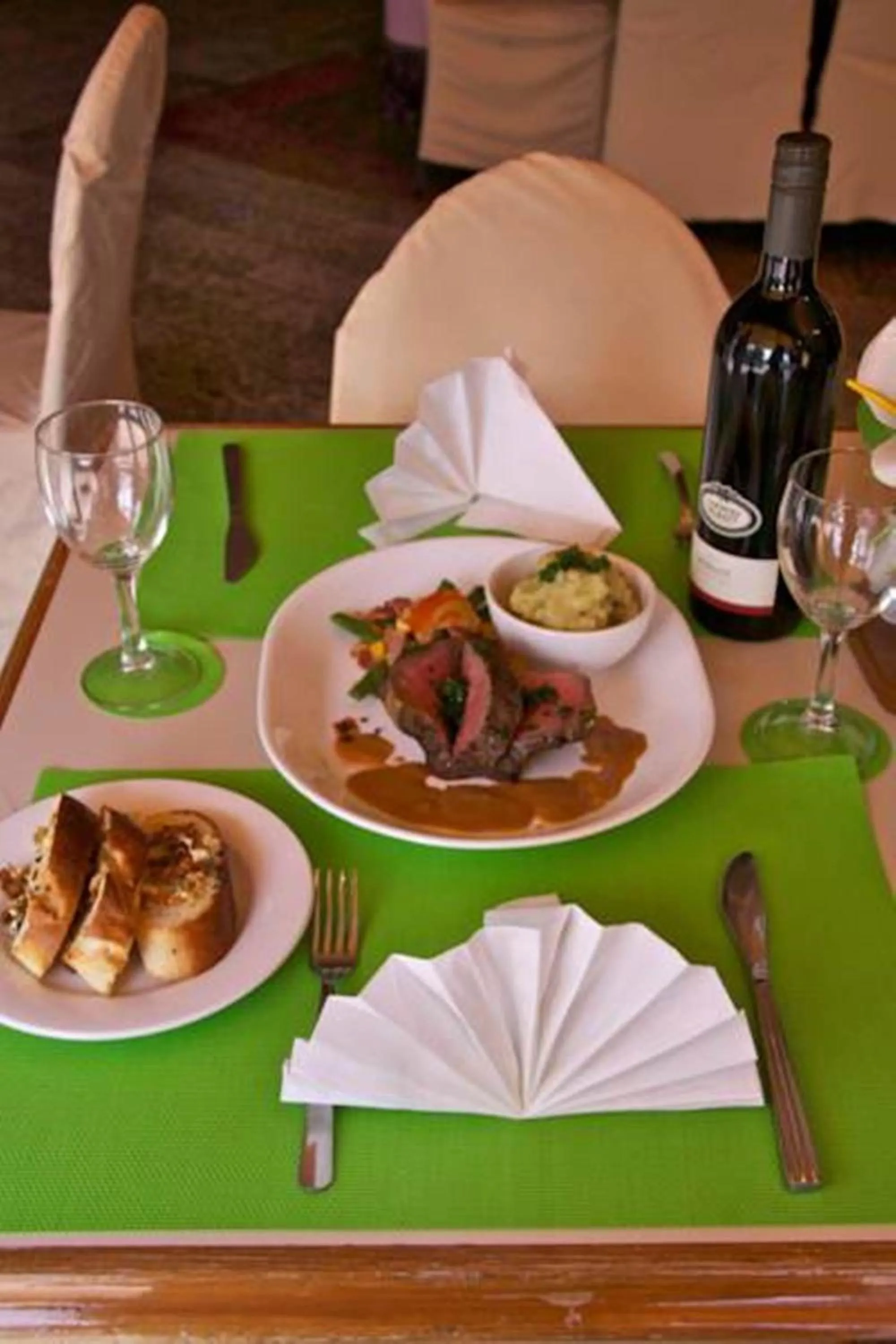 Restaurant/places to eat in Hideaway Hotel