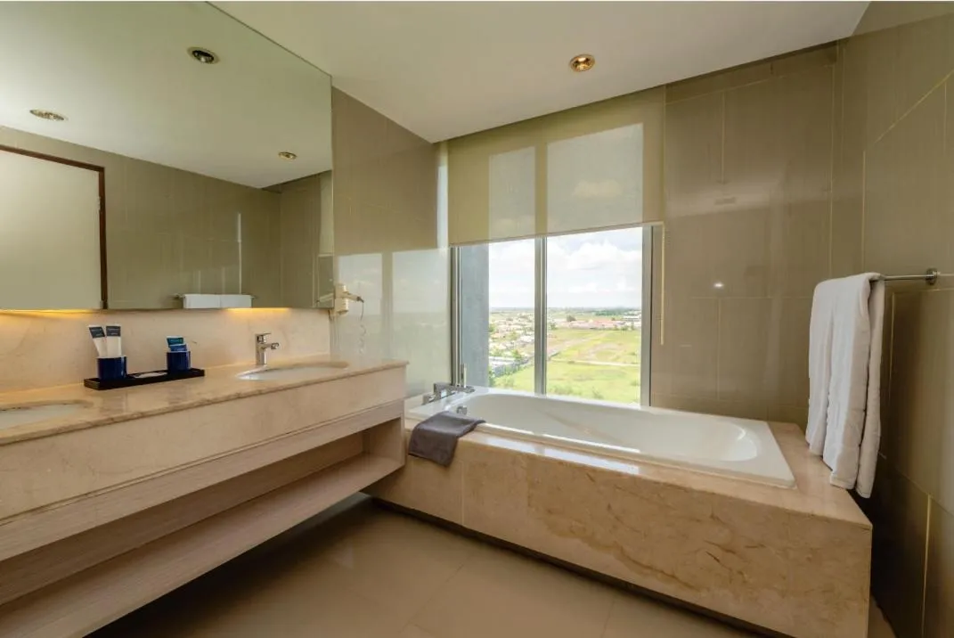 Bath, Bed in Grand Tan Banjarmasin Hotel & Convention Center