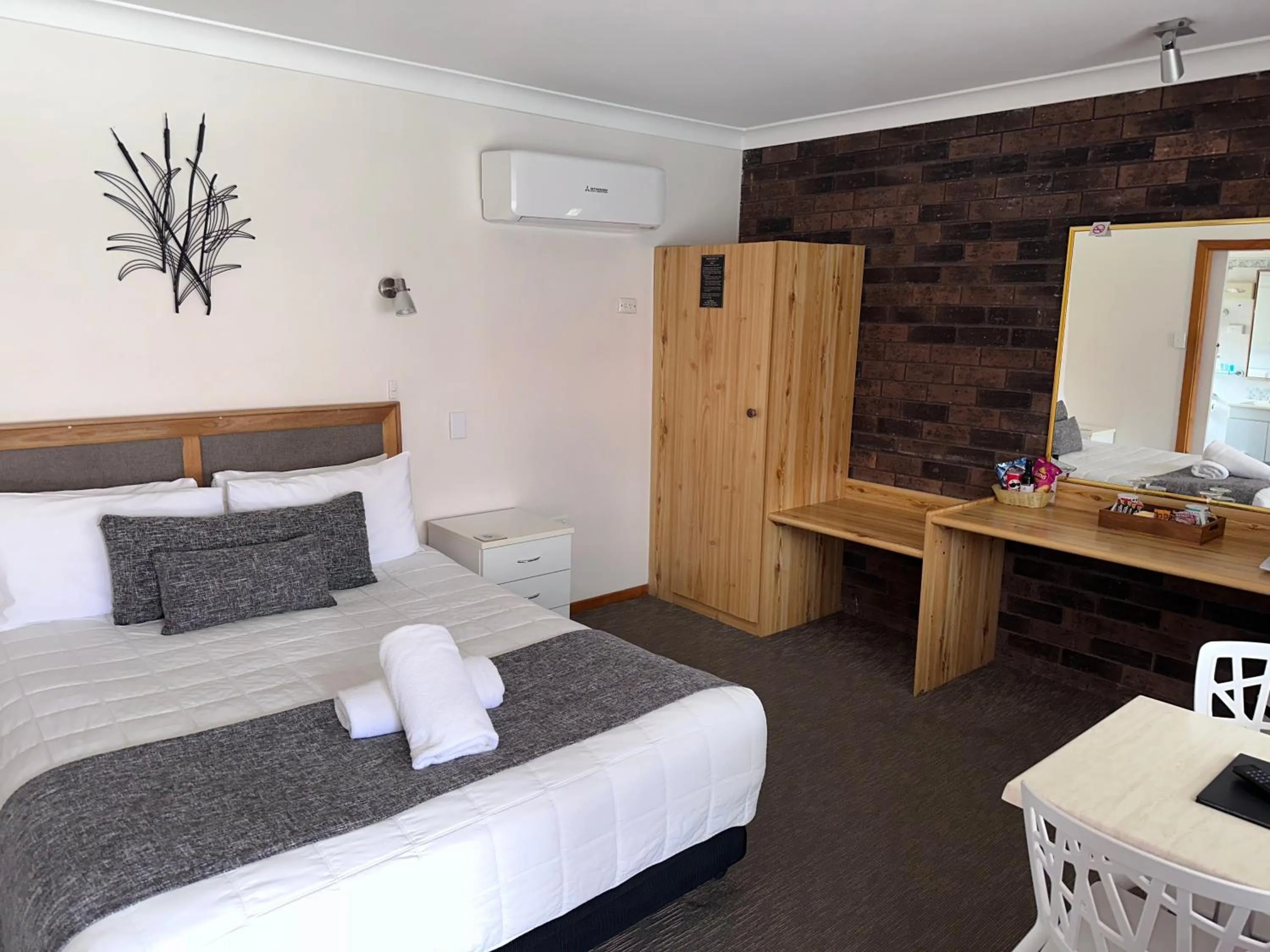 Property building, Bed in Karuah Motor Inn