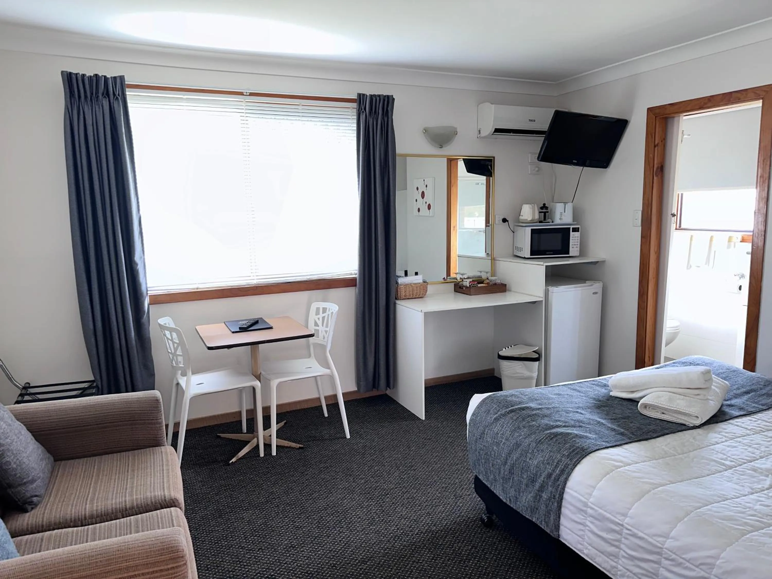 Property building, Bed in Karuah Motor Inn