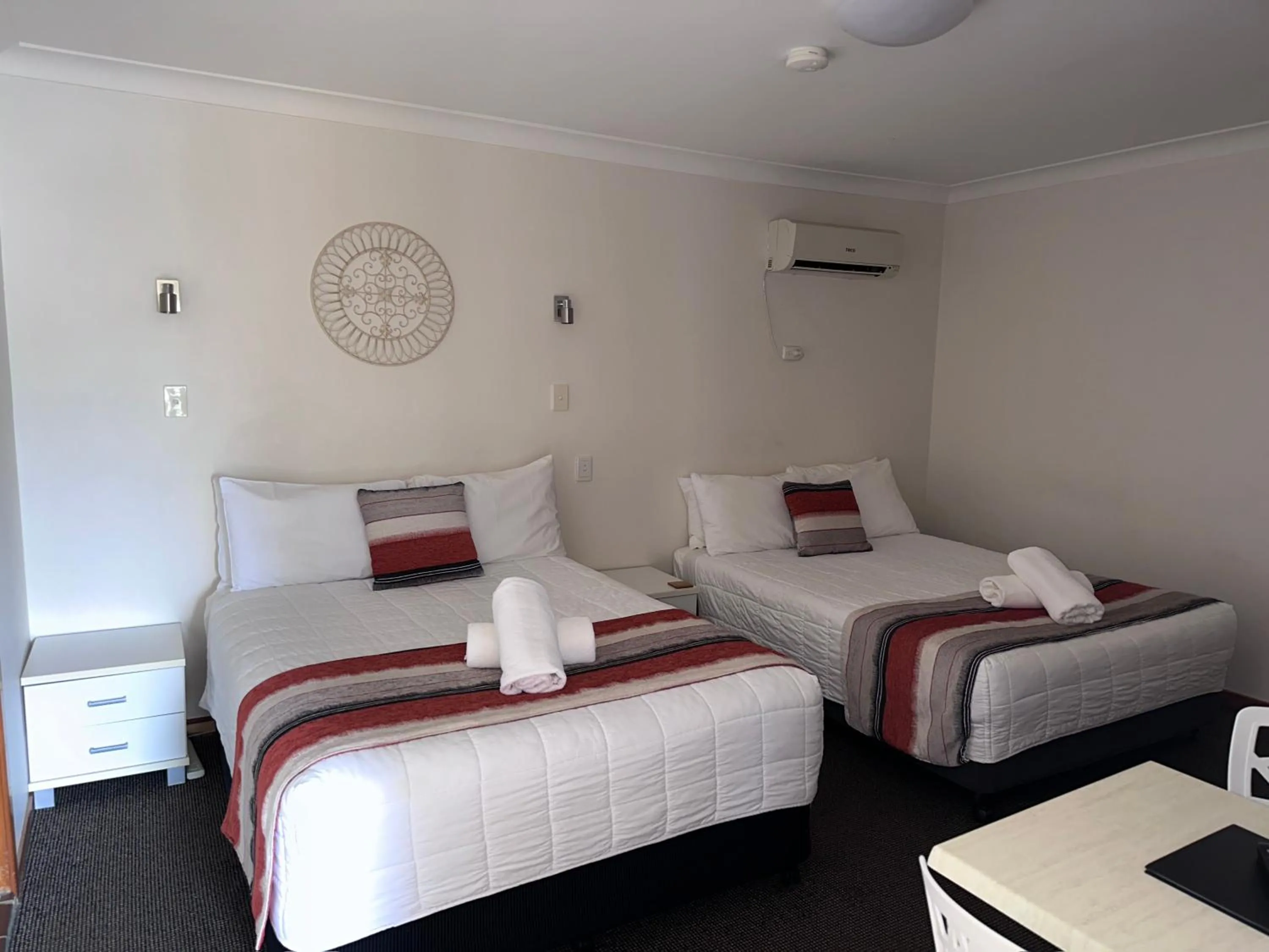 Property building, Bed in Karuah Motor Inn