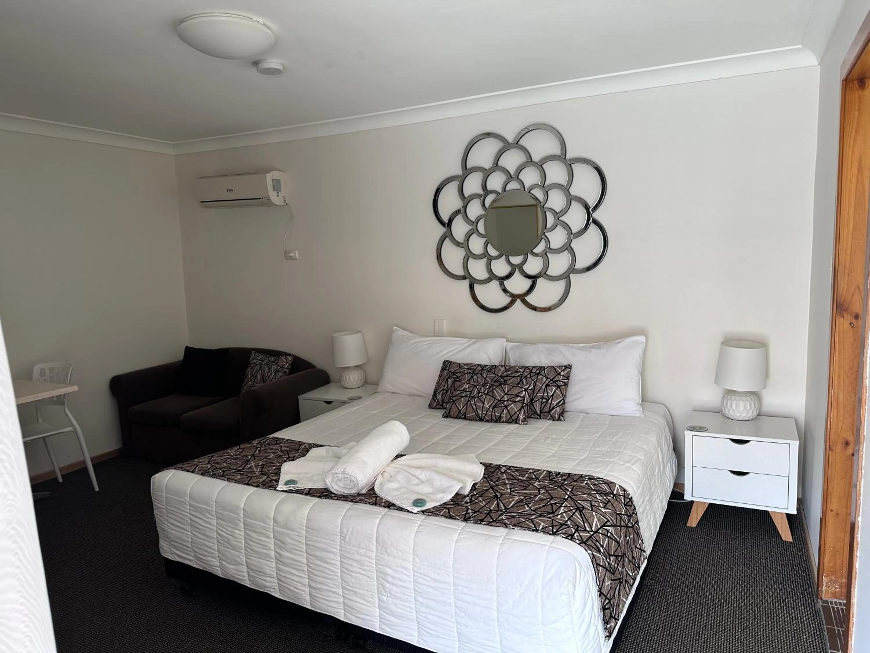 Property building, Bed in Karuah Motor Inn