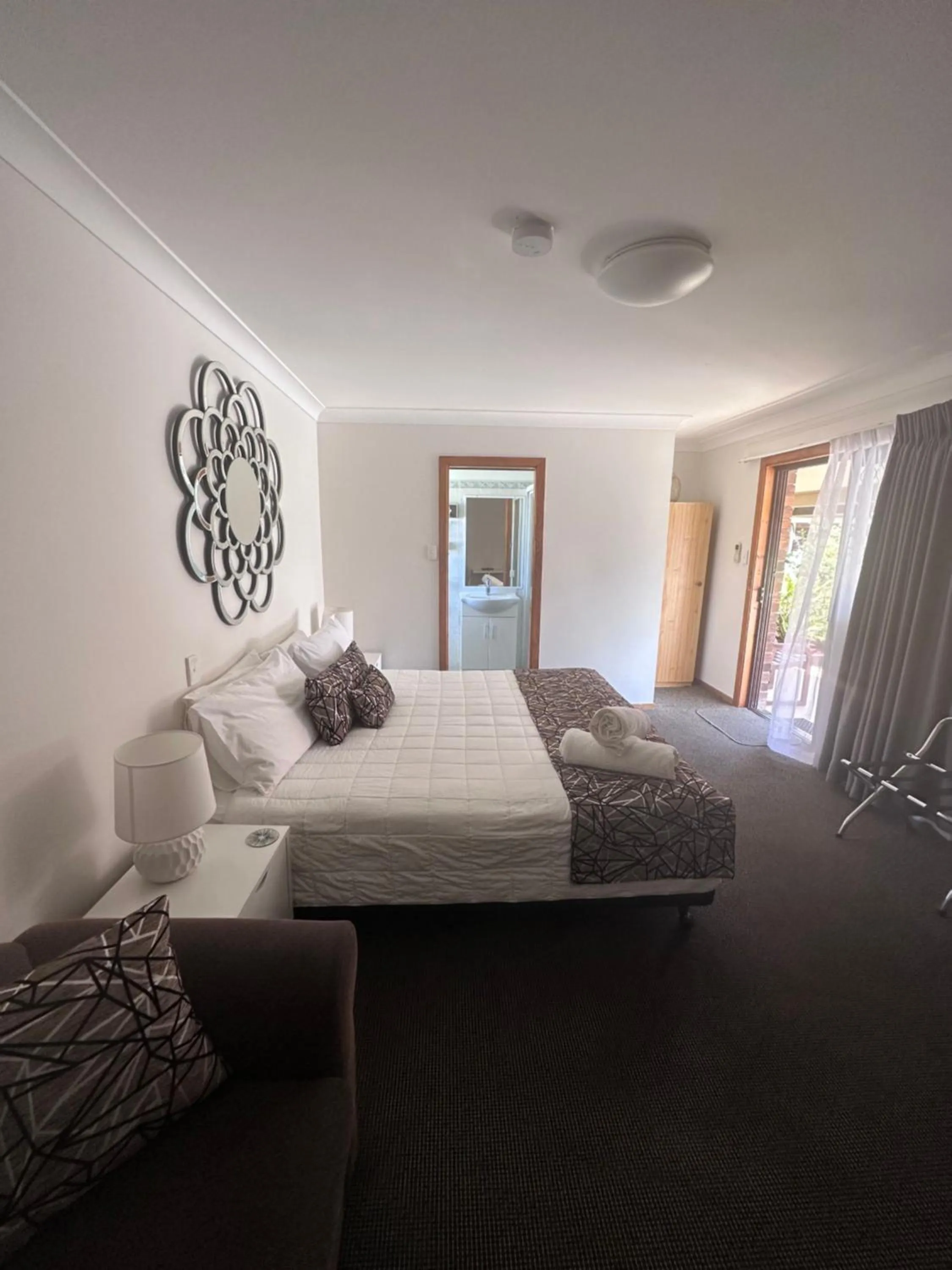 Property building, Bed in Karuah Motor Inn