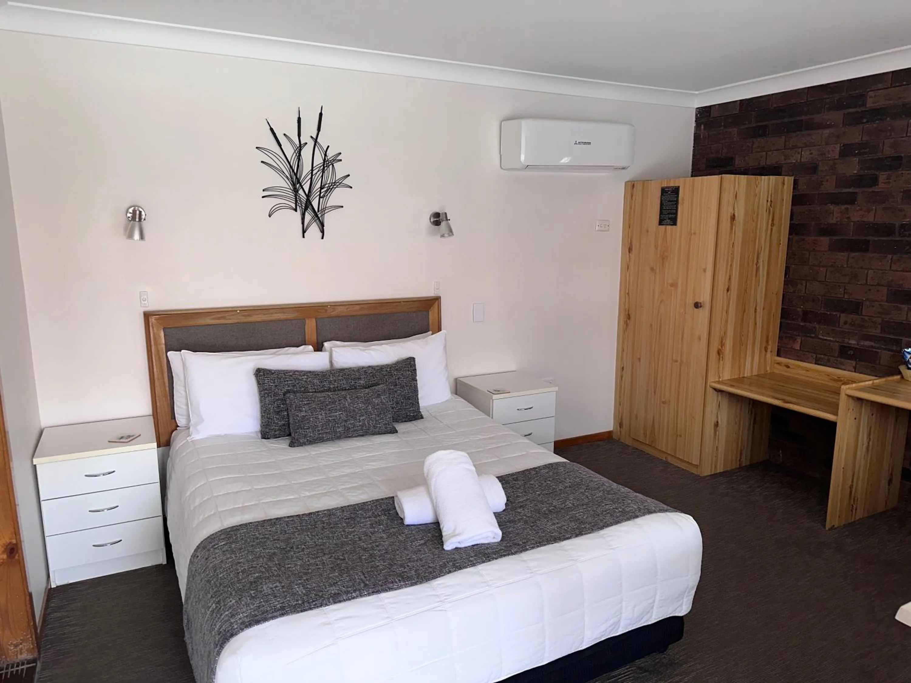 towels, Bed in Karuah Motor Inn