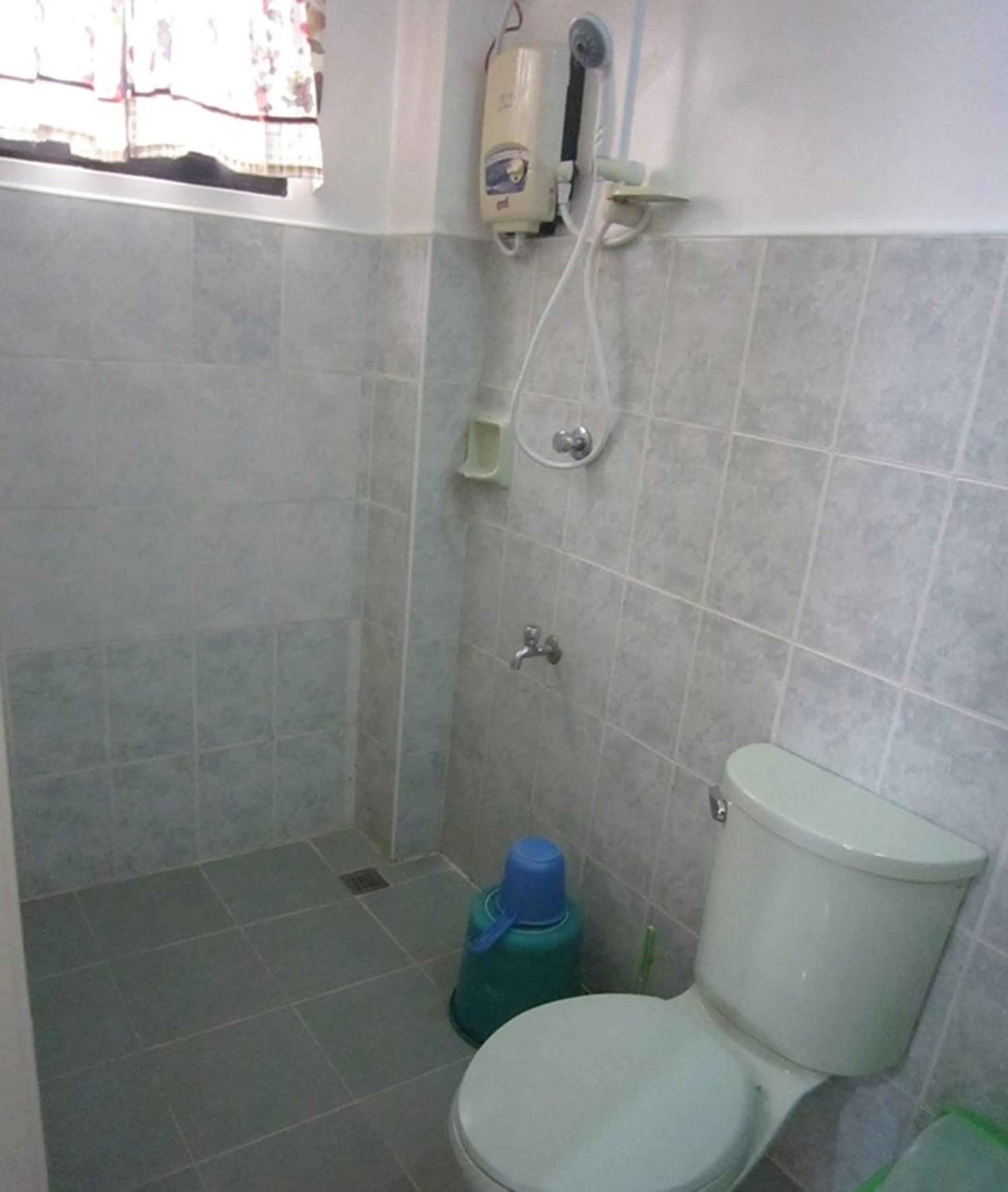 Shower in M&E Guesthouse