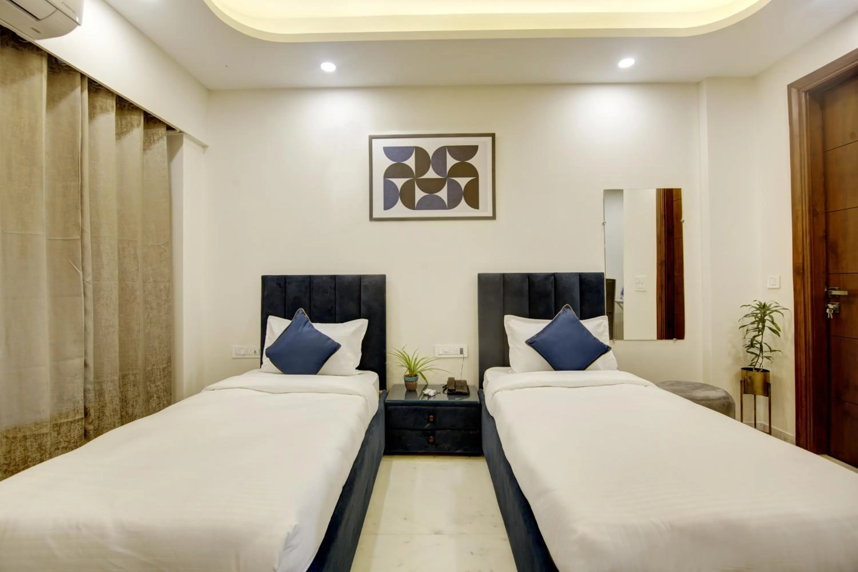 Bed in FlxHo Quad - Luxury Studio Apart Hotel DLF Cyber City