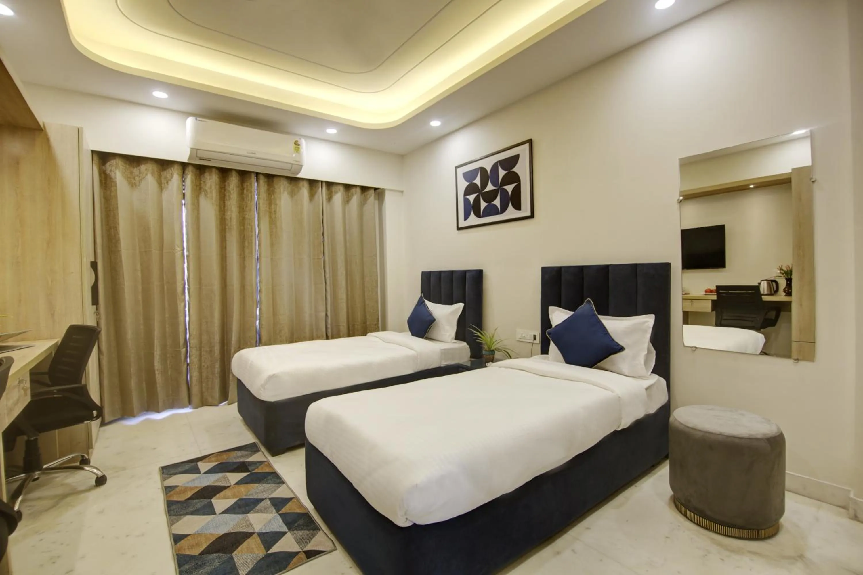 Bed in FlxHo Quad - Luxury Studio Apart Hotel DLF Cyber City
