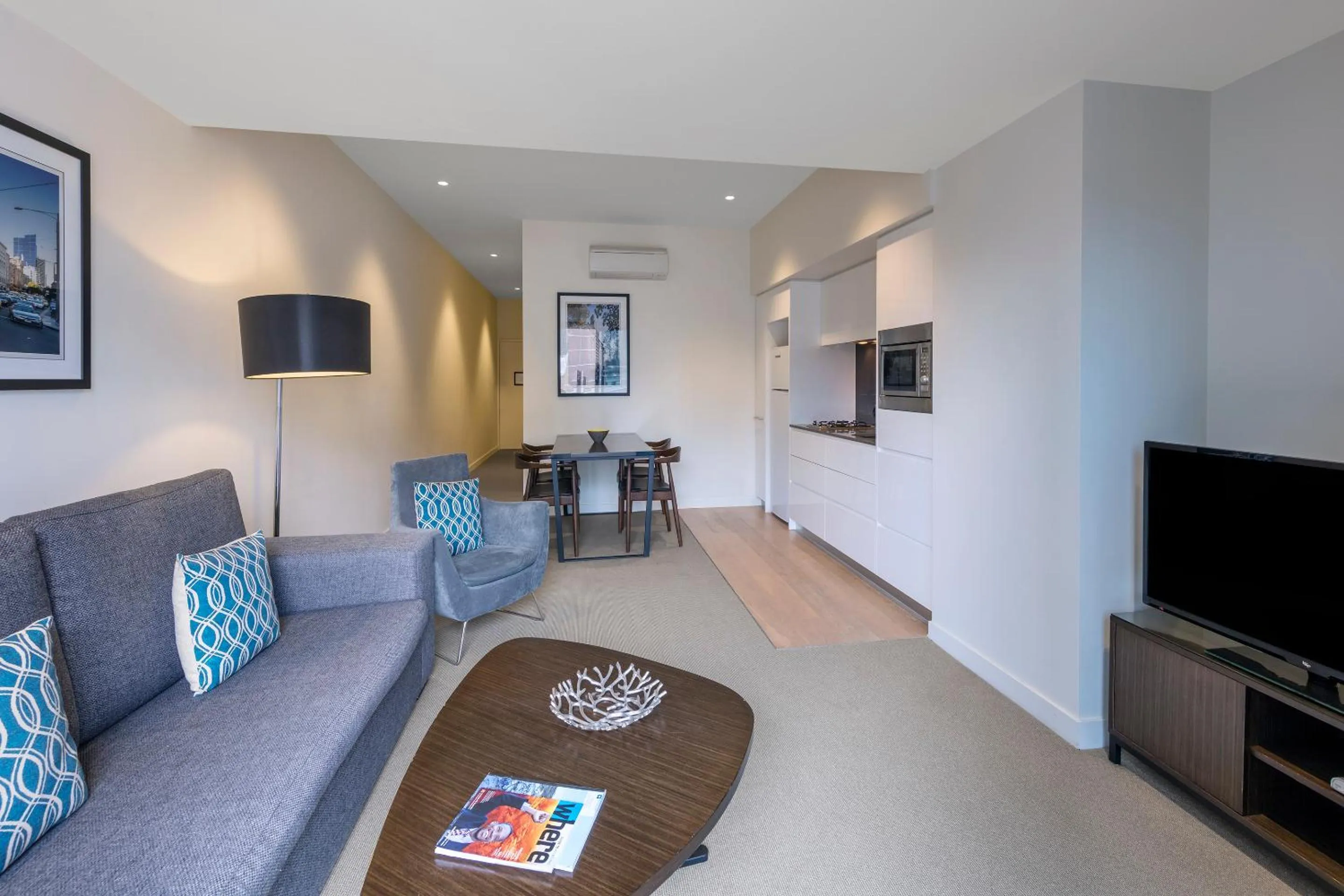 Living room in Wyndham Hotel Melbourne