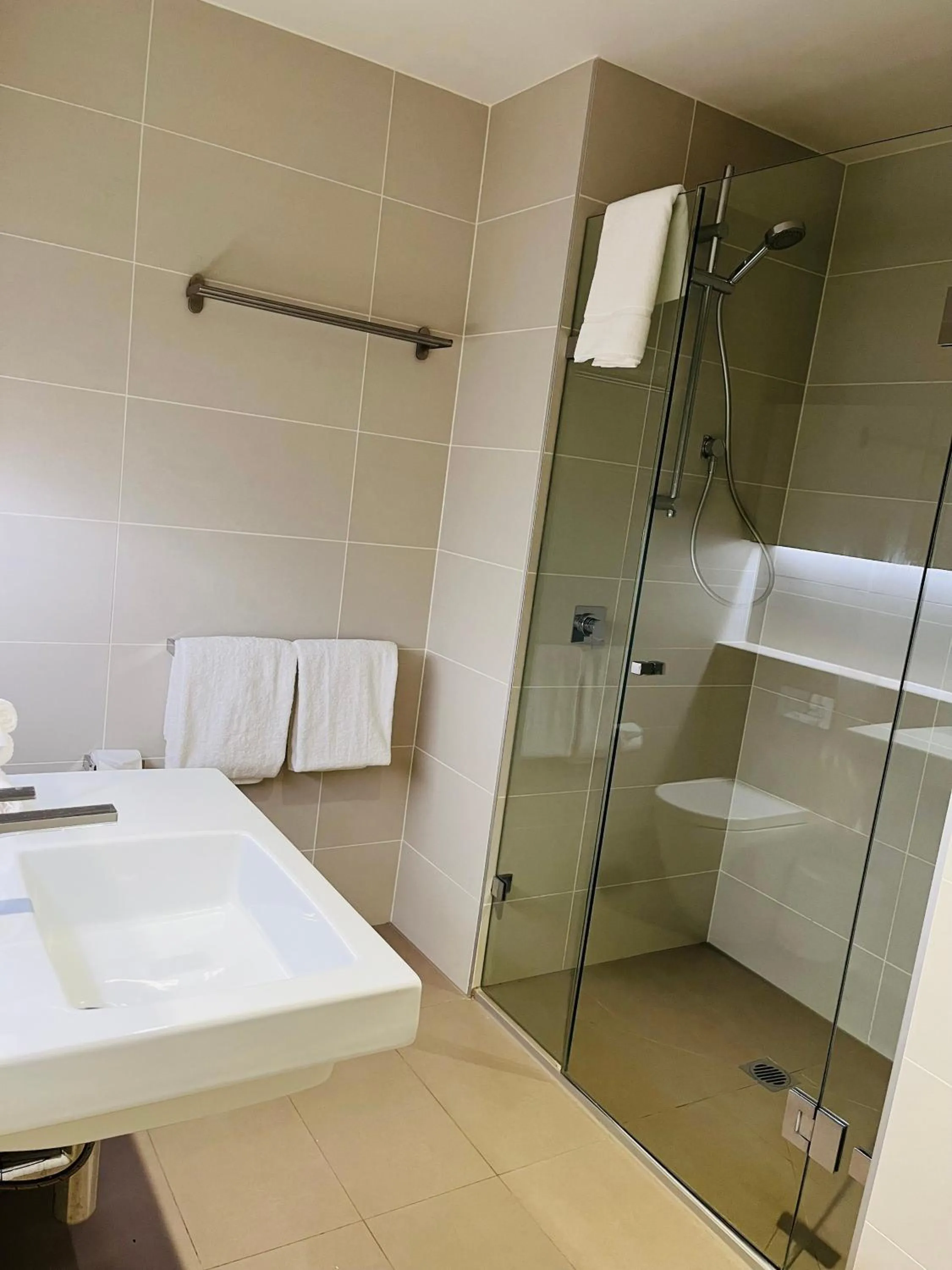 Shower in Wyndham Hotel Melbourne