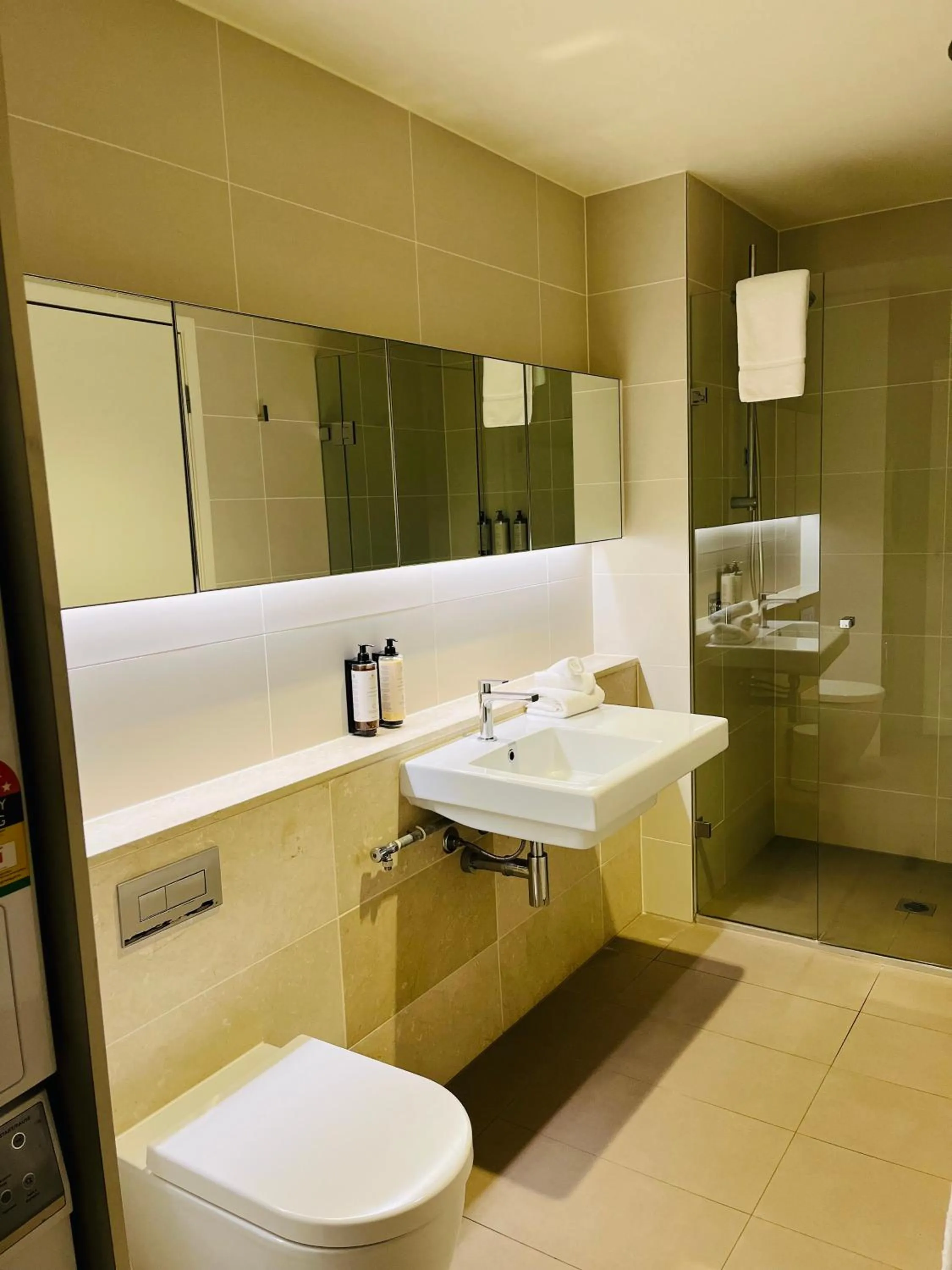 Shower in Wyndham Hotel Melbourne