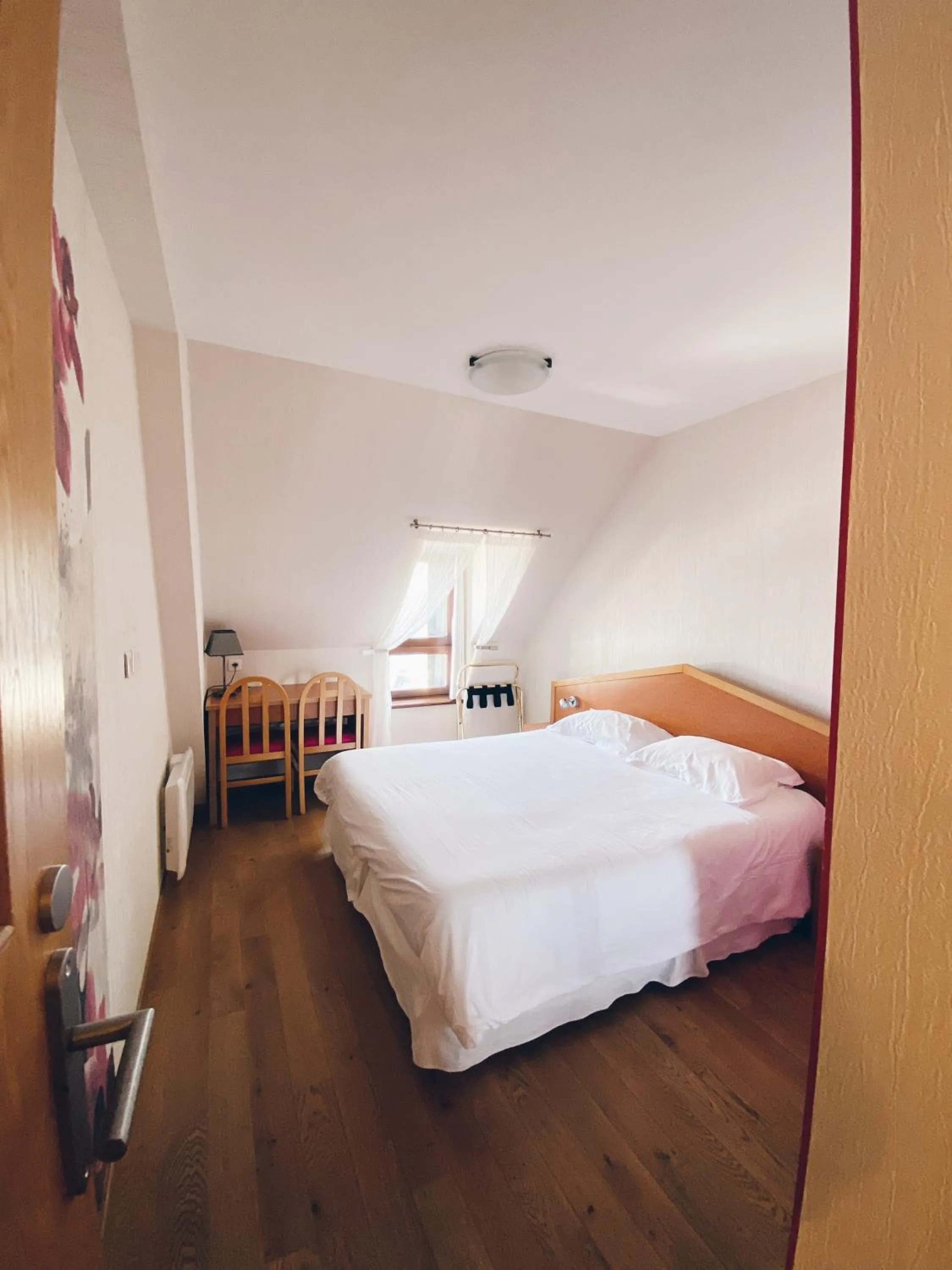 Photo of the whole room, Bed in Le Régis