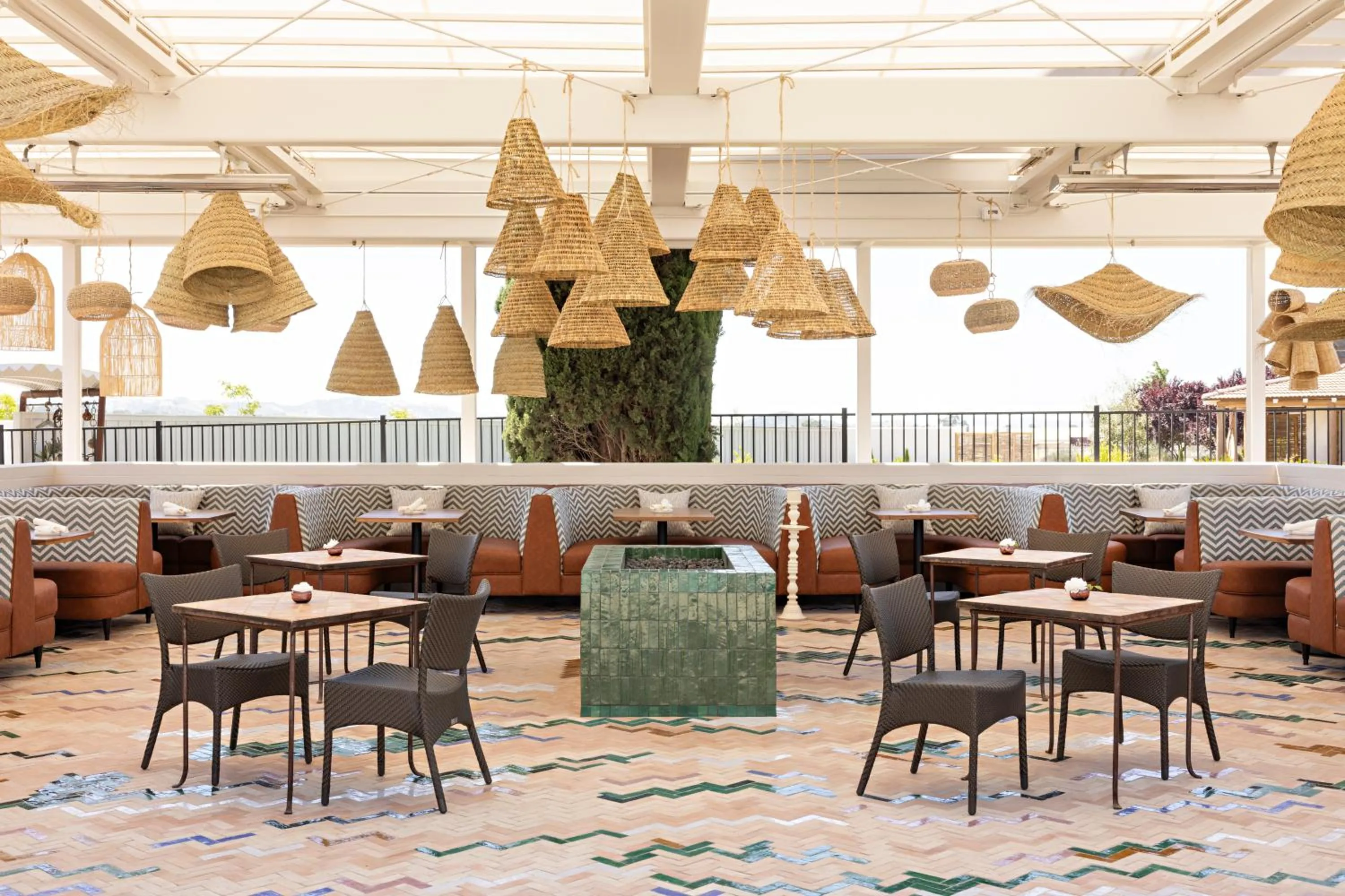 Restaurant/places to eat in River Lodge Paso - 21 & Over Pool