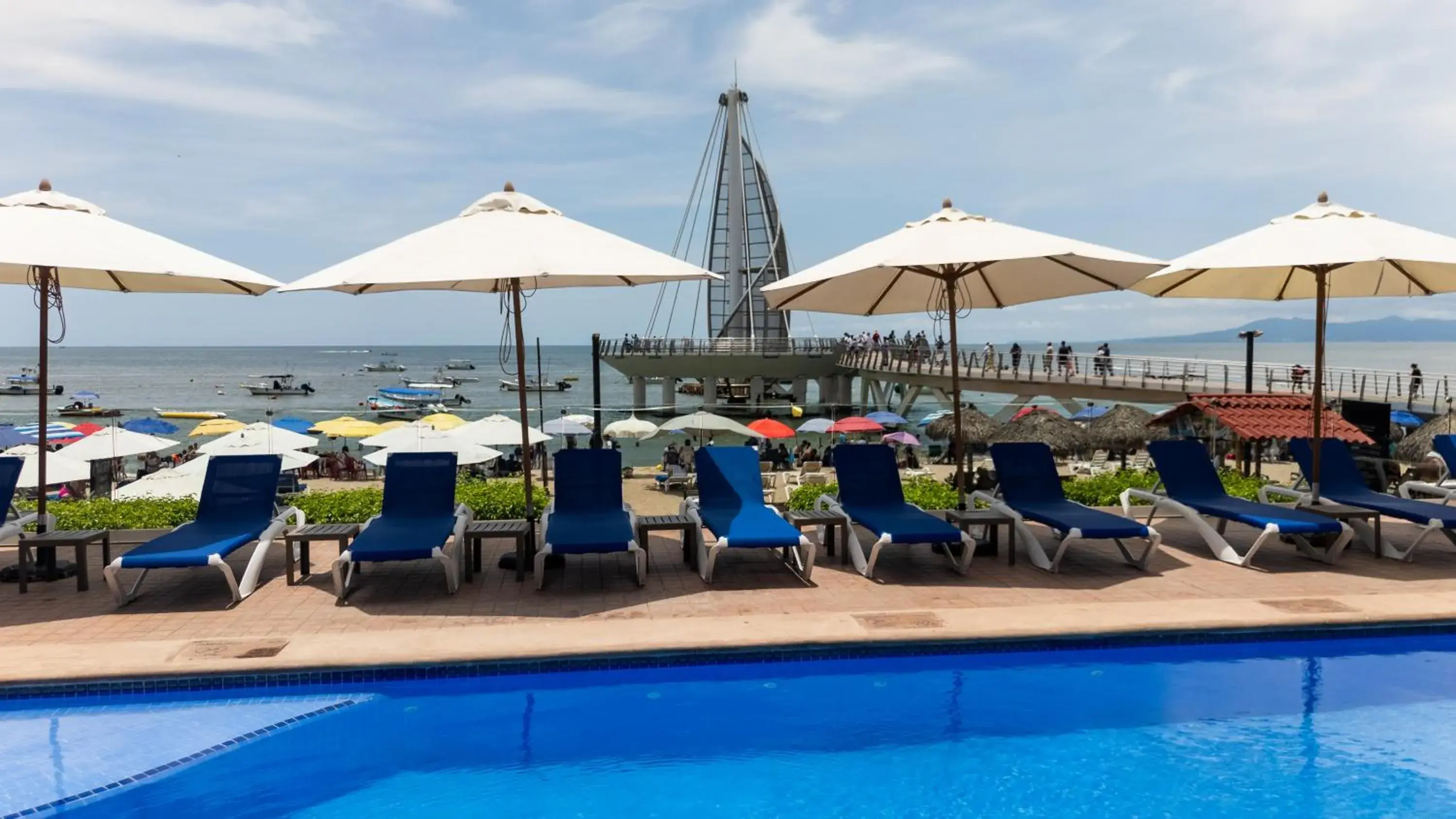 Swimming pool in Hotel Delfín Vista Pier Beach Front Swimming pool in Hotel Delfín Vista Pier Beach Front