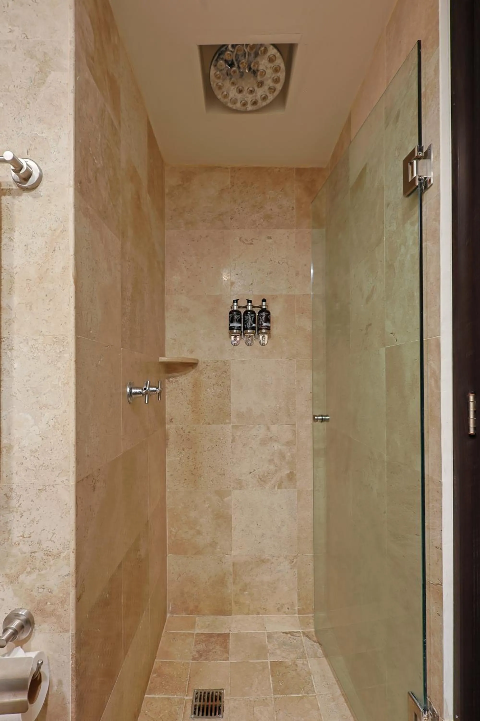 Shower in Hotel Delfín Vista Pier Beach Front