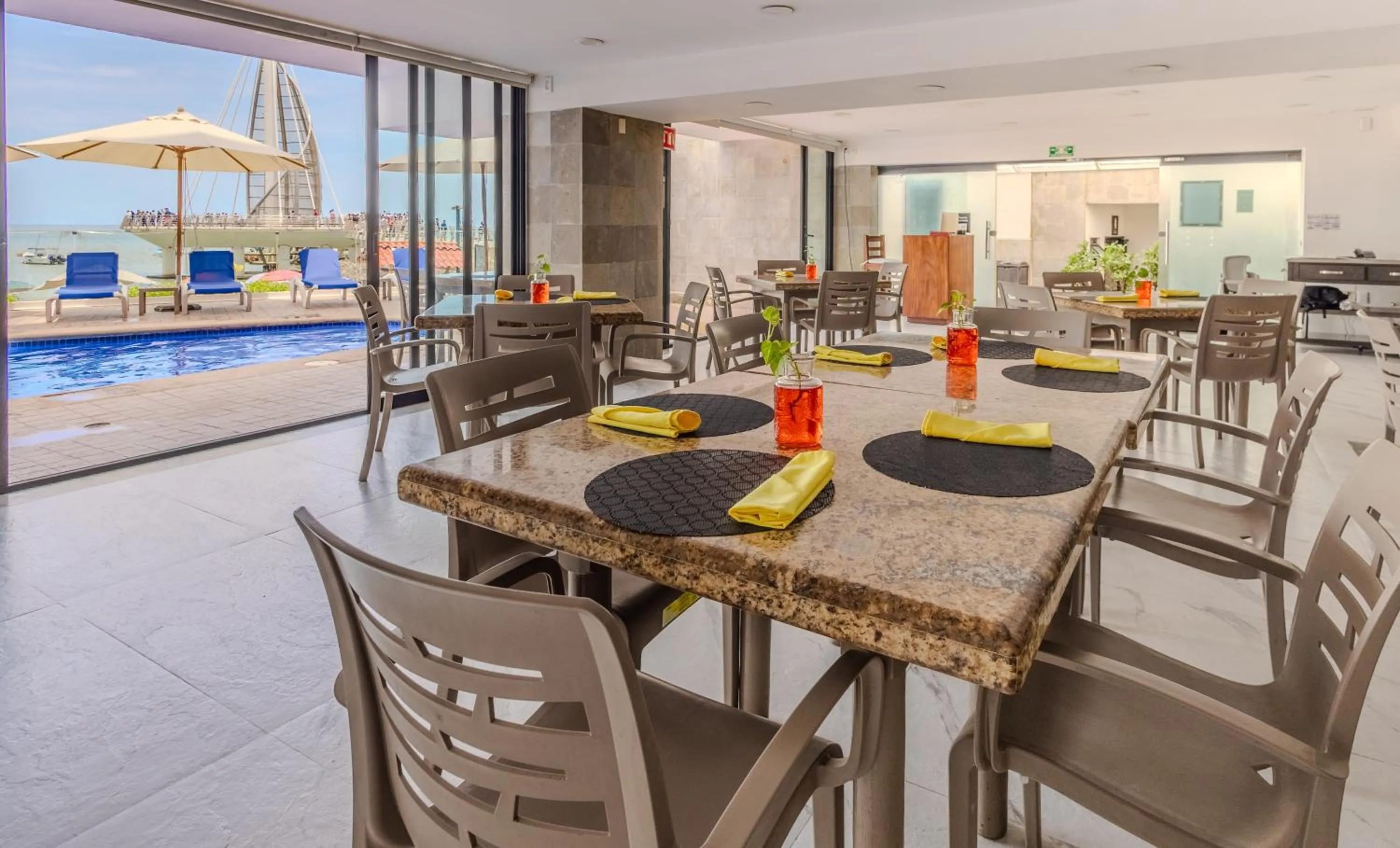 Restaurant/places to eat in Hotel Delfín Vista Pier Beach Front