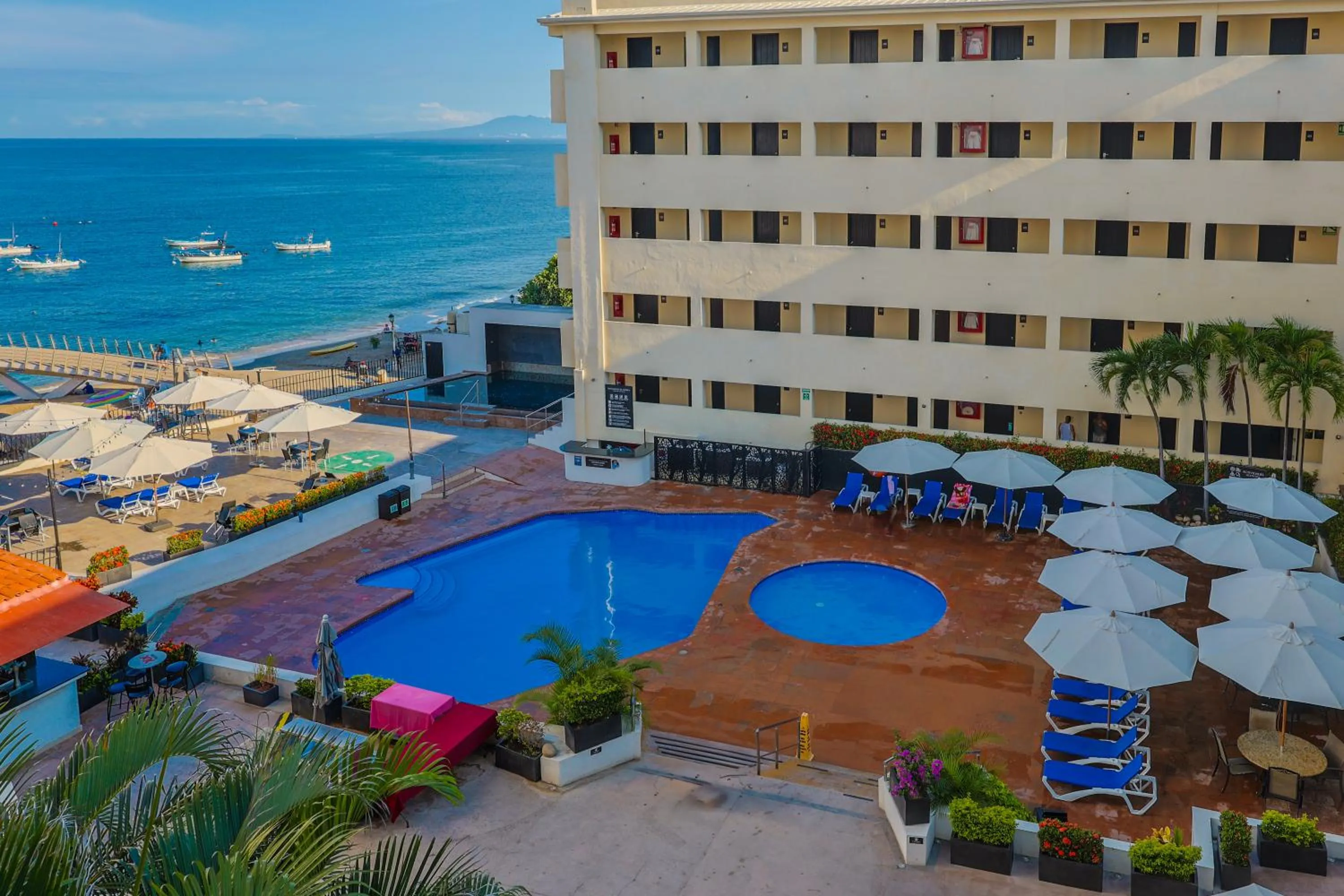 Swimming pool in Hotel Delfín Vista Pier Beach Front