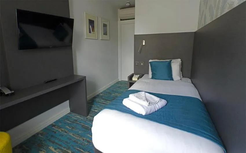 Photo of the whole room, Bed in K Hotel Kensington