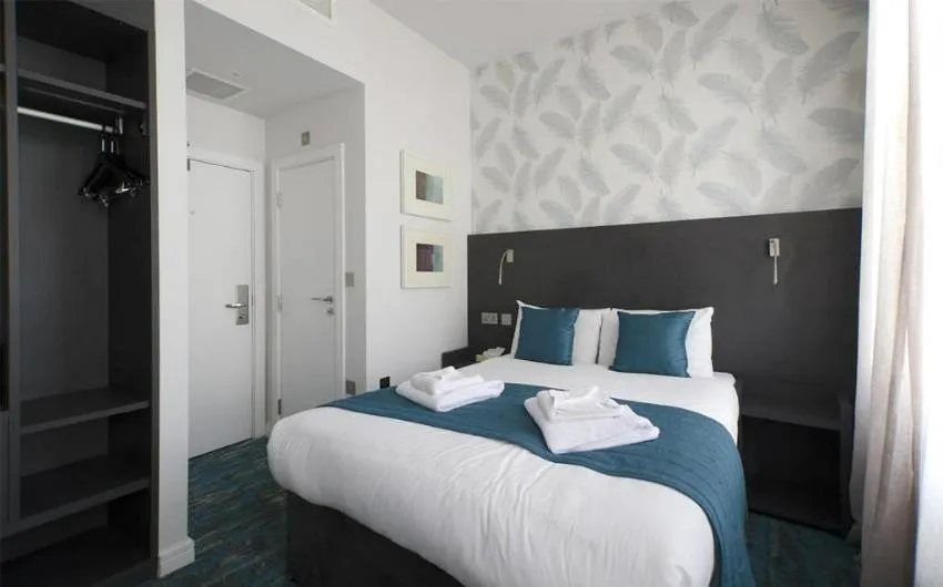 Photo of the whole room, Bed in K Hotel Kensington