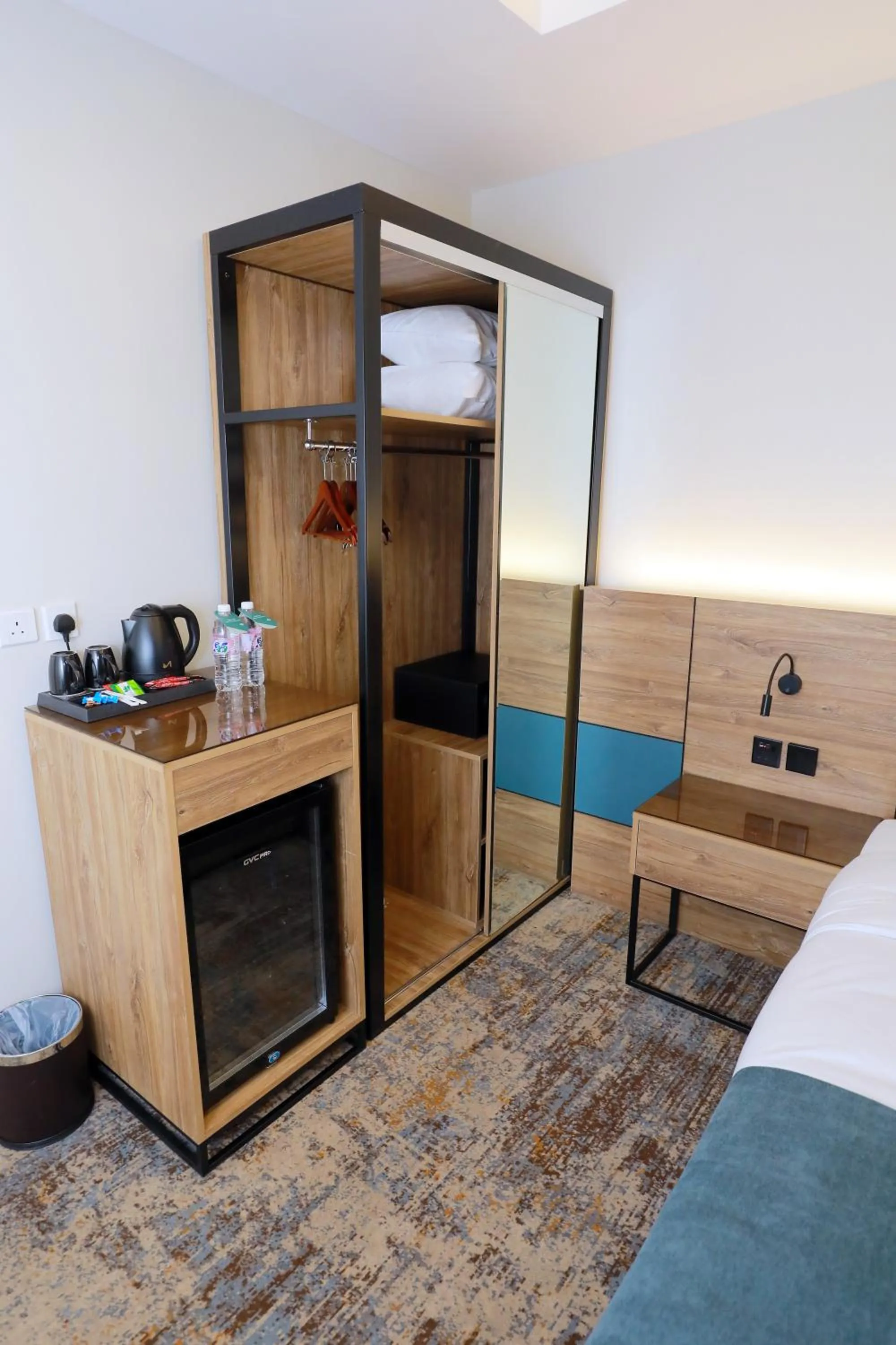 Kitchen or kitchenette, Bed in Aluya Hotel