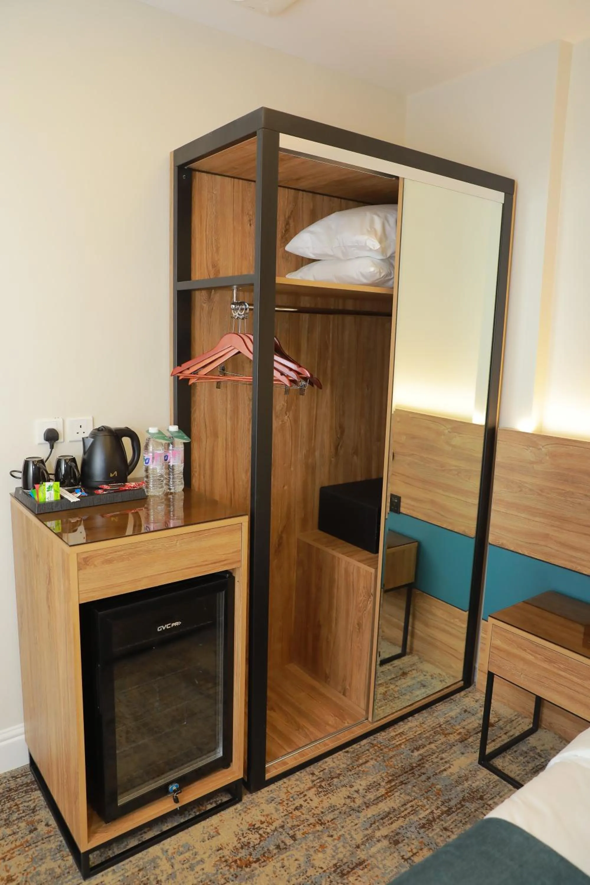 minibar, Bed in Aluya Hotel