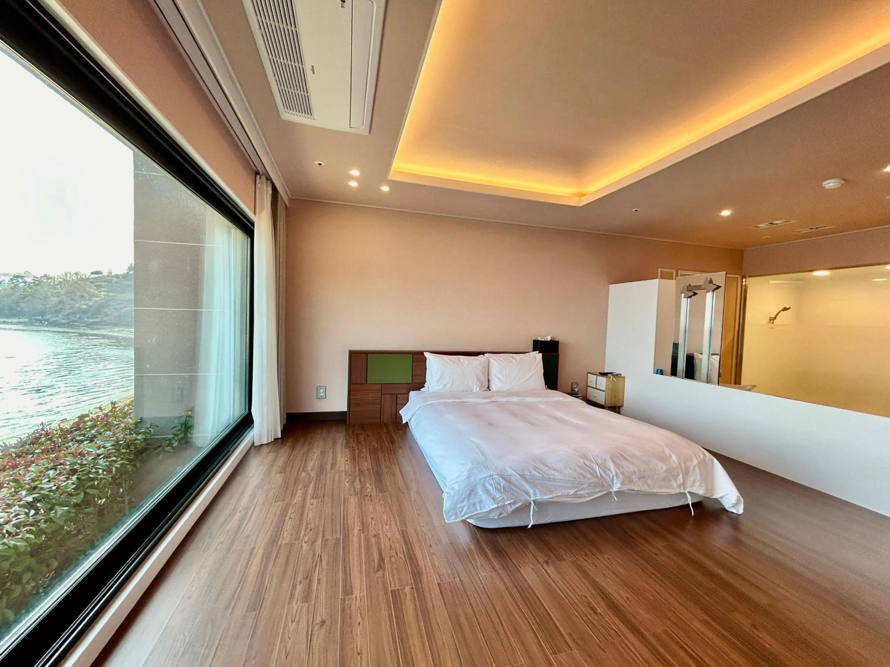 Bed in Gyeongnam goseong Hotel With7