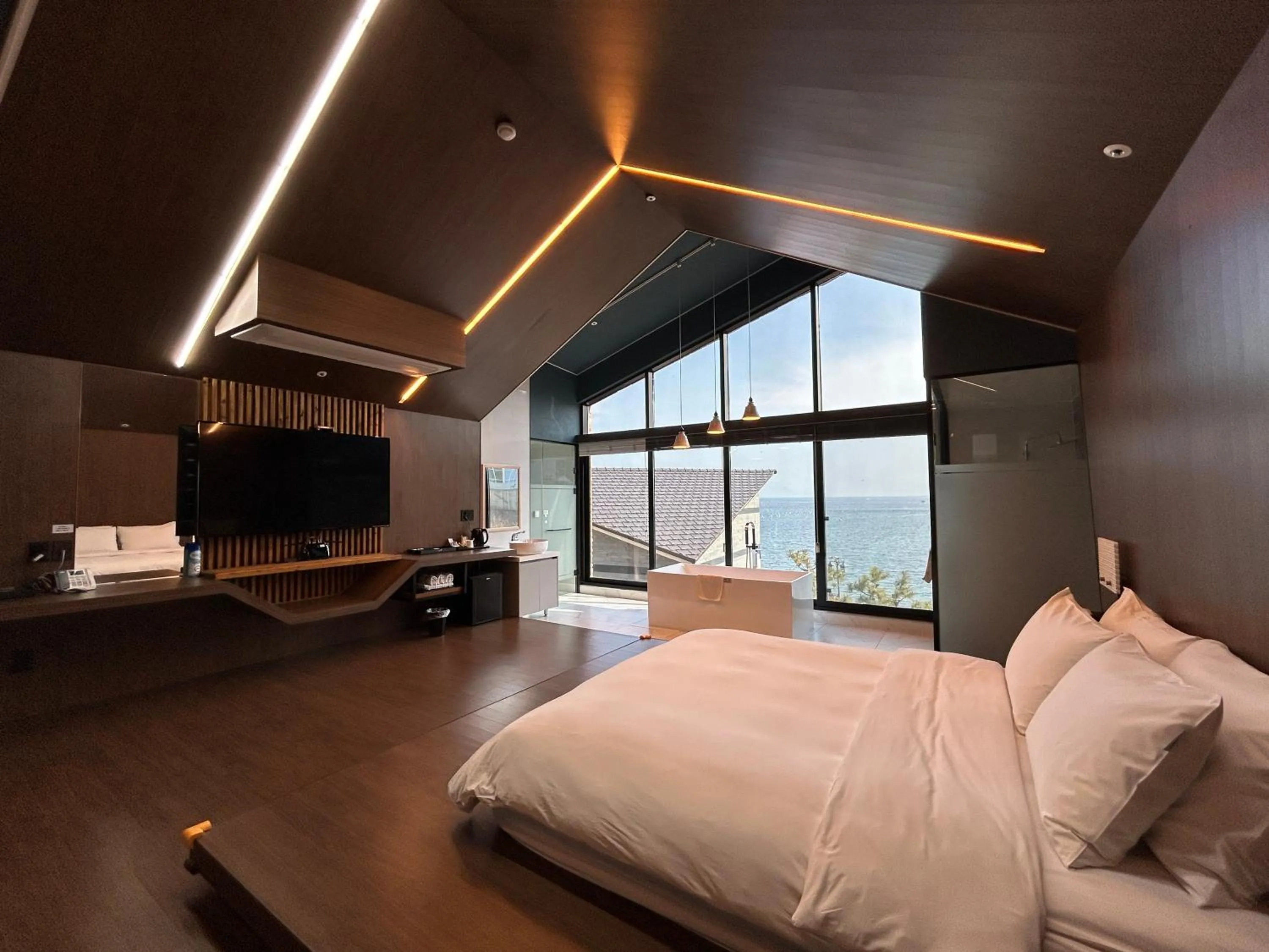 Bed in Gyeongnam goseong Hotel With7