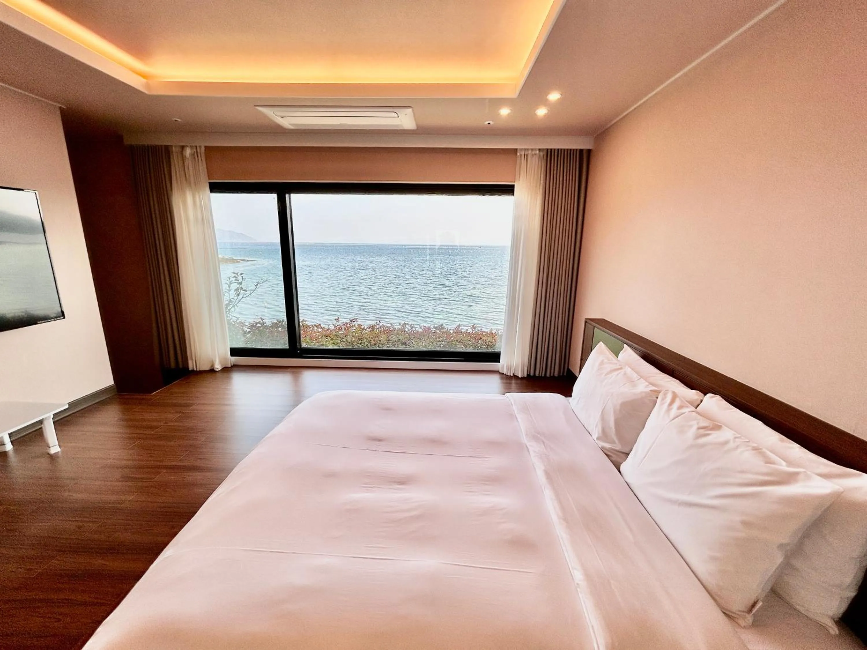 Bed in Gyeongnam goseong Hotel With7