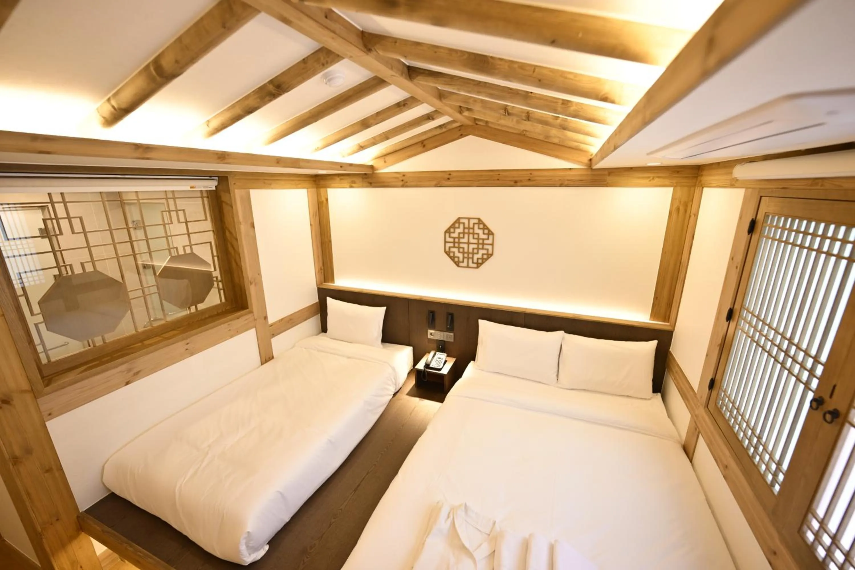 Photo of the whole room, Bed in Hanok Hotel DAAM Seoul