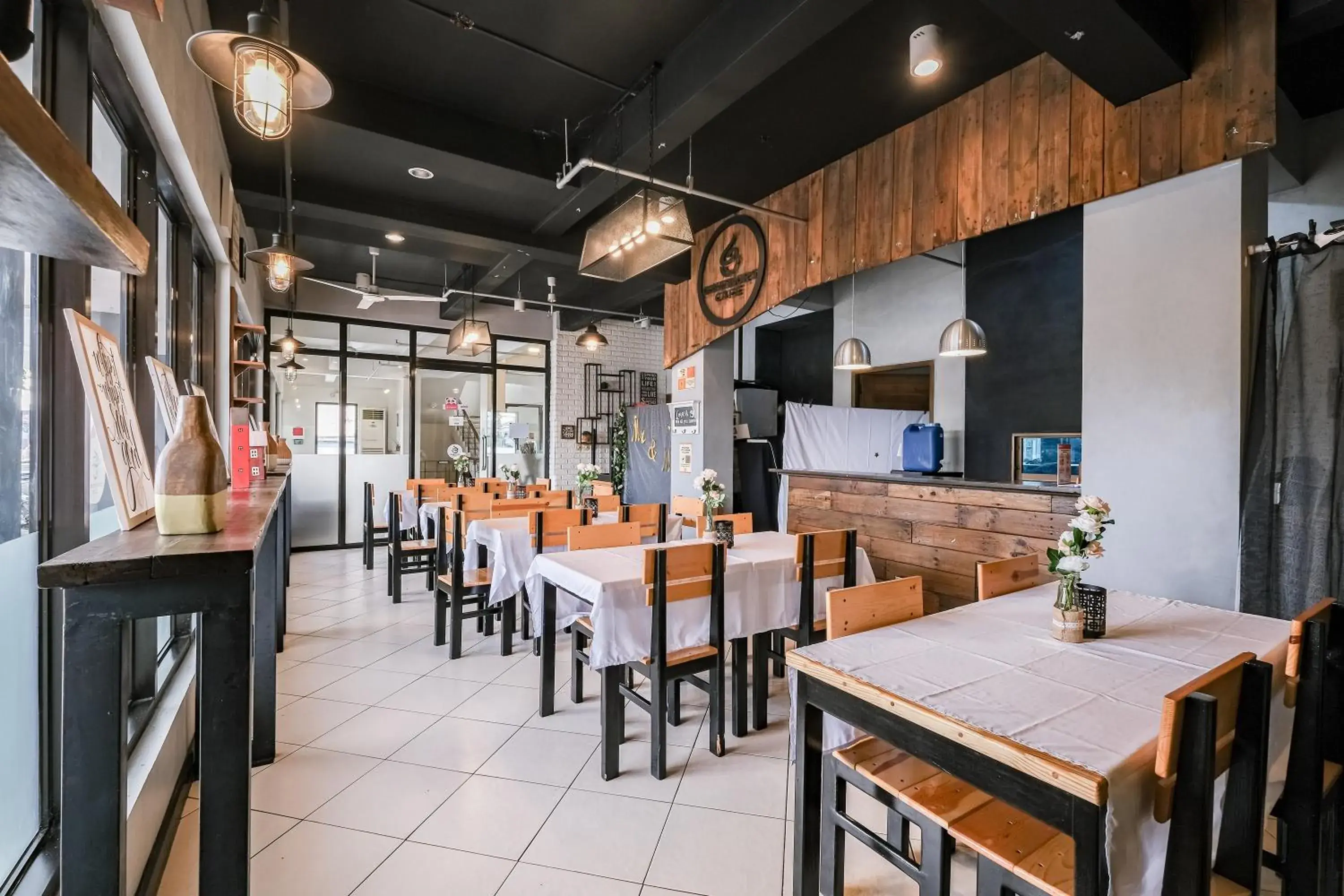 Restaurant/places to eat in Governor Forbes Inn - Manila City Center Restaurant/places to eat in Governor Forbes Inn - Manila City Center