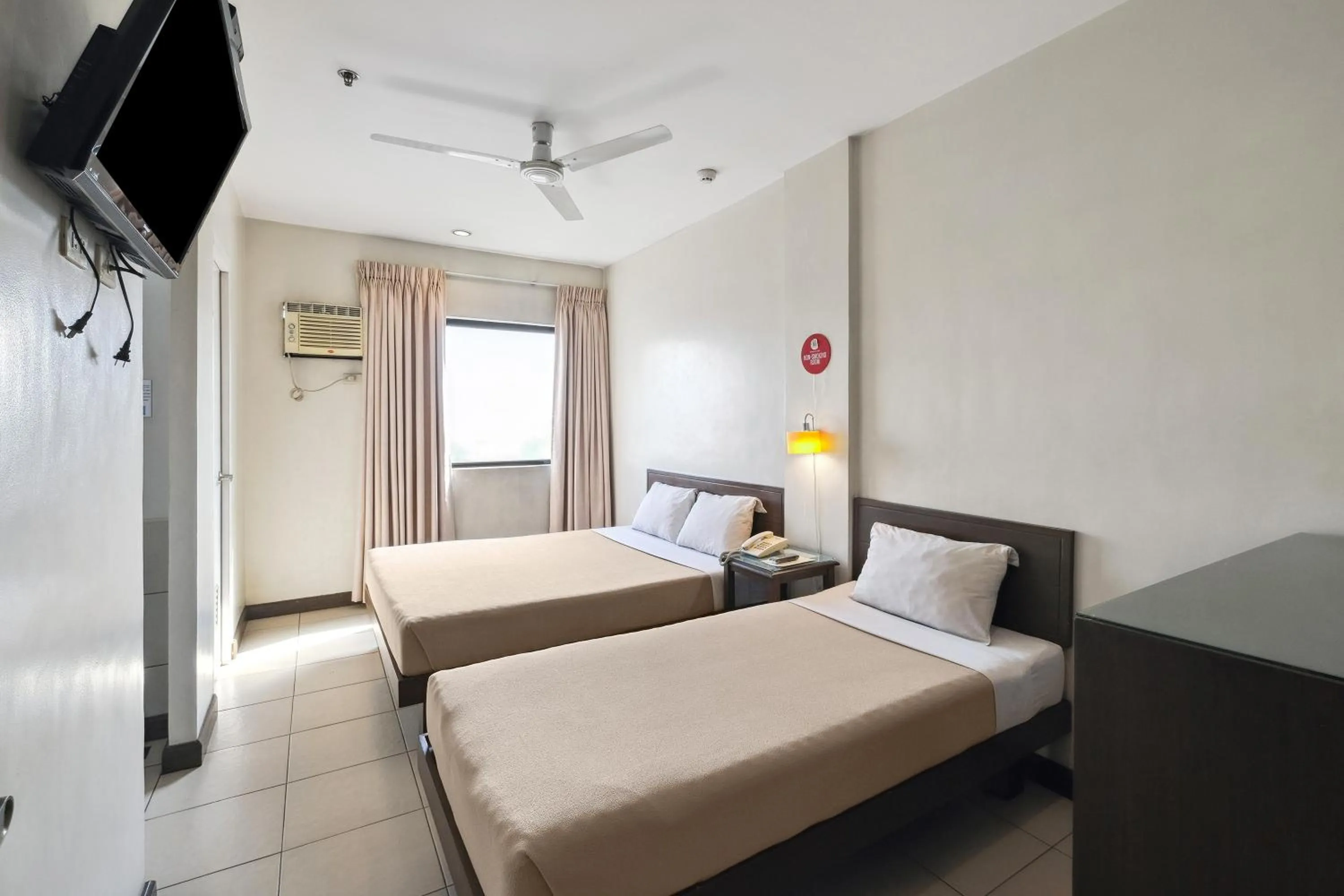 Bed in Governor Forbes Inn - Manila City Center