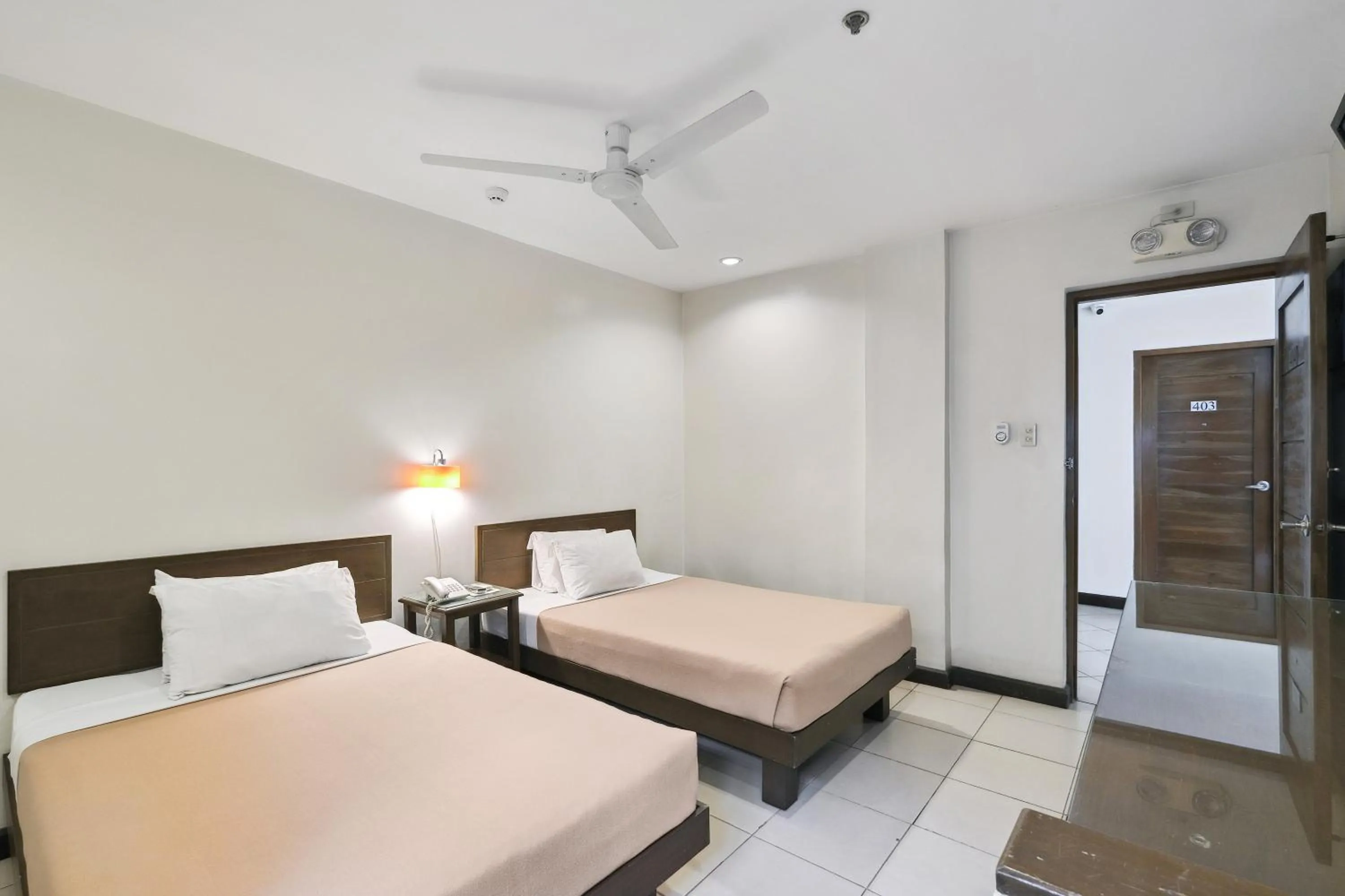 Bed in Governor Forbes Inn - Manila City Center