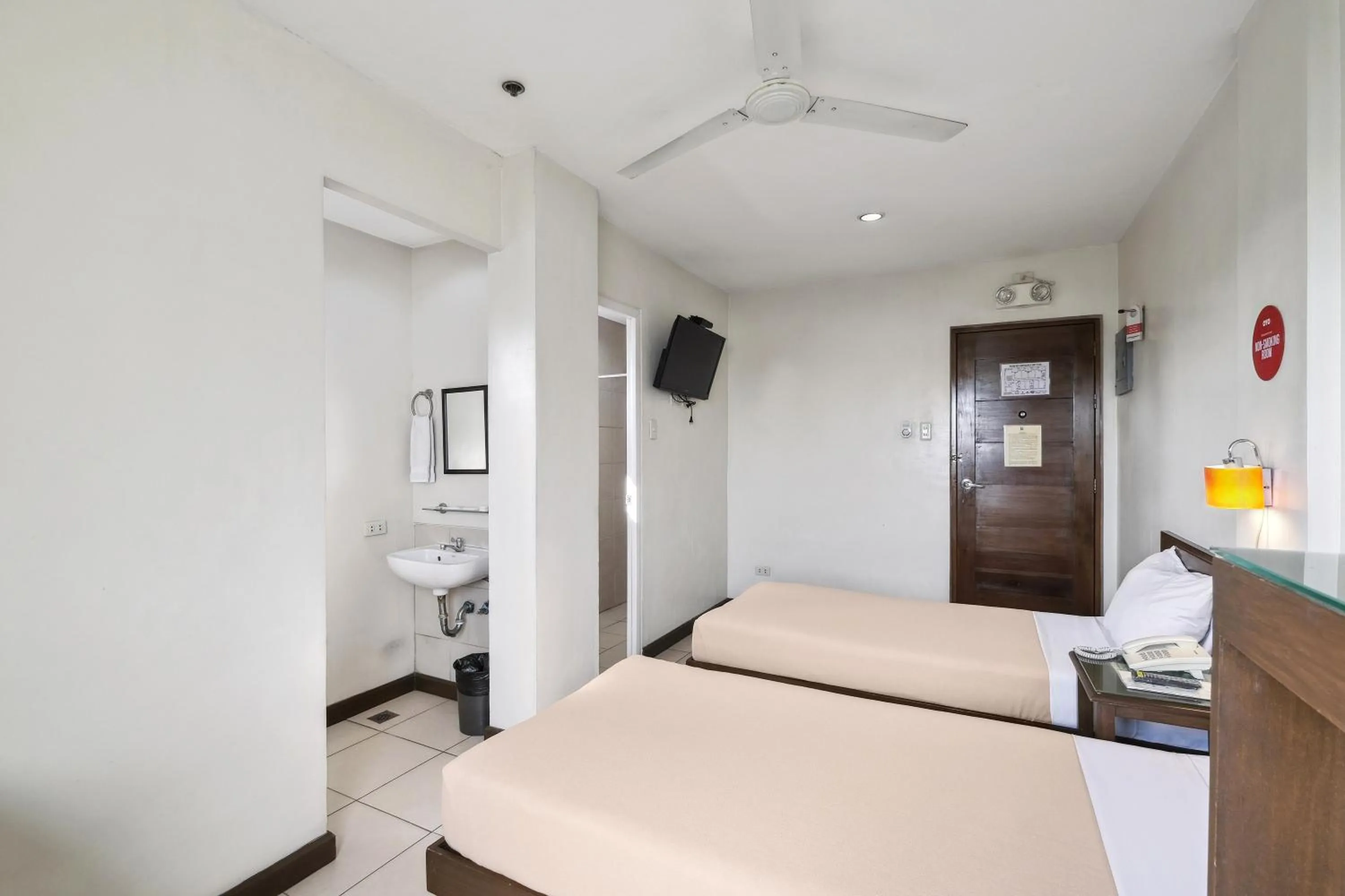 Bedroom, Bed in Governor Forbes Inn - Manila City Center