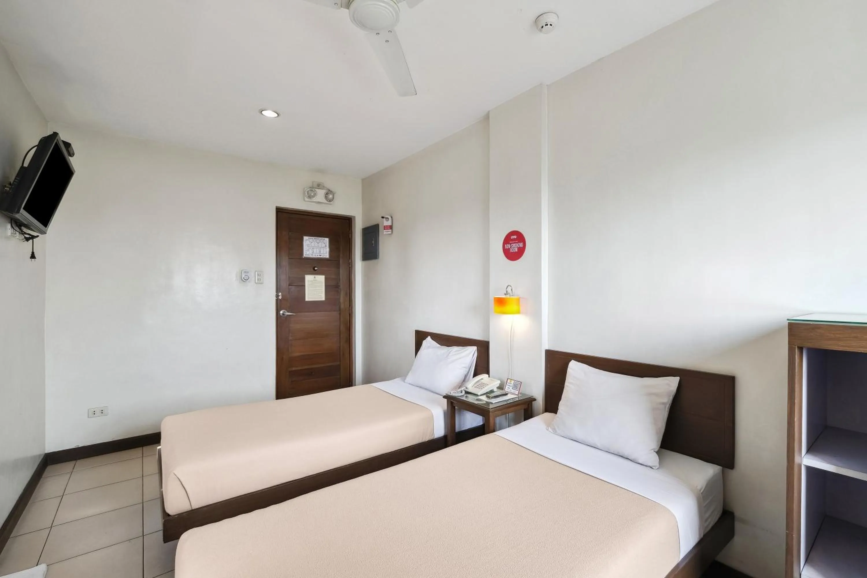 Bed in Governor Forbes Inn - Manila City Center