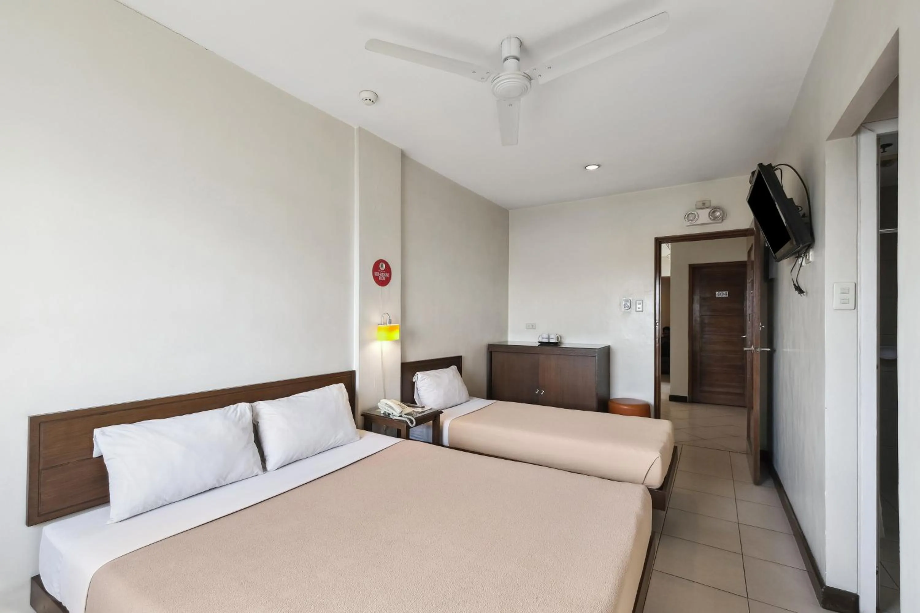 Bed in Governor Forbes Inn - Manila City Center