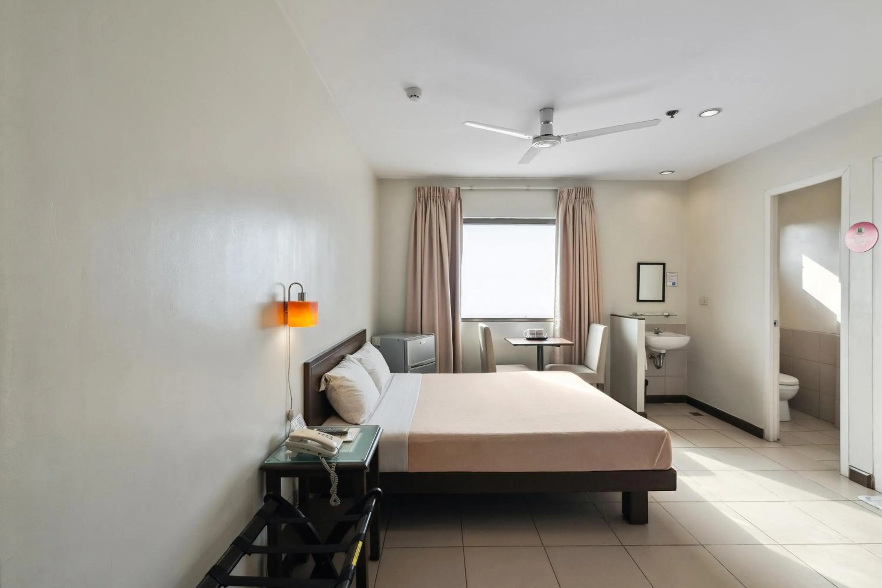 Bed in Governor Forbes Inn - Manila City Center