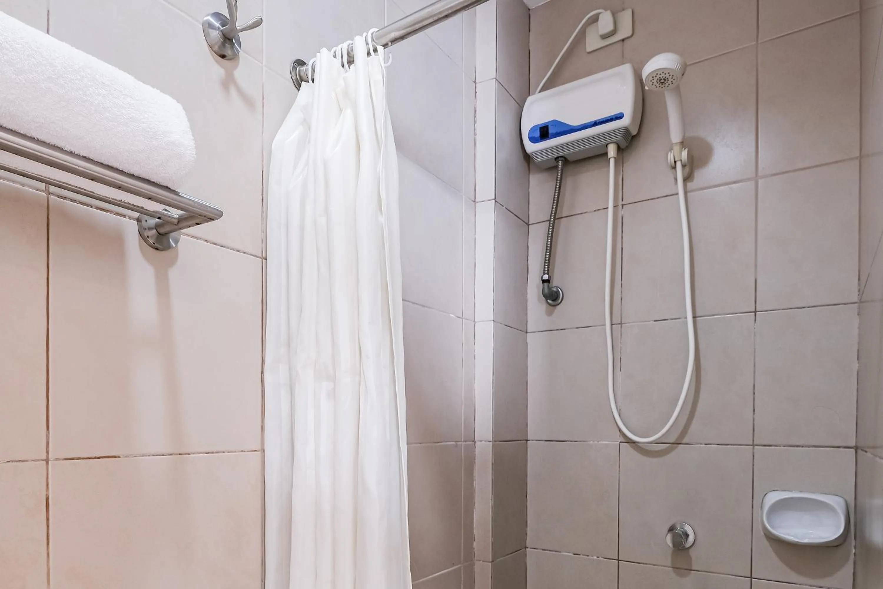 Bathroom in Governor Forbes Inn - Manila City Center