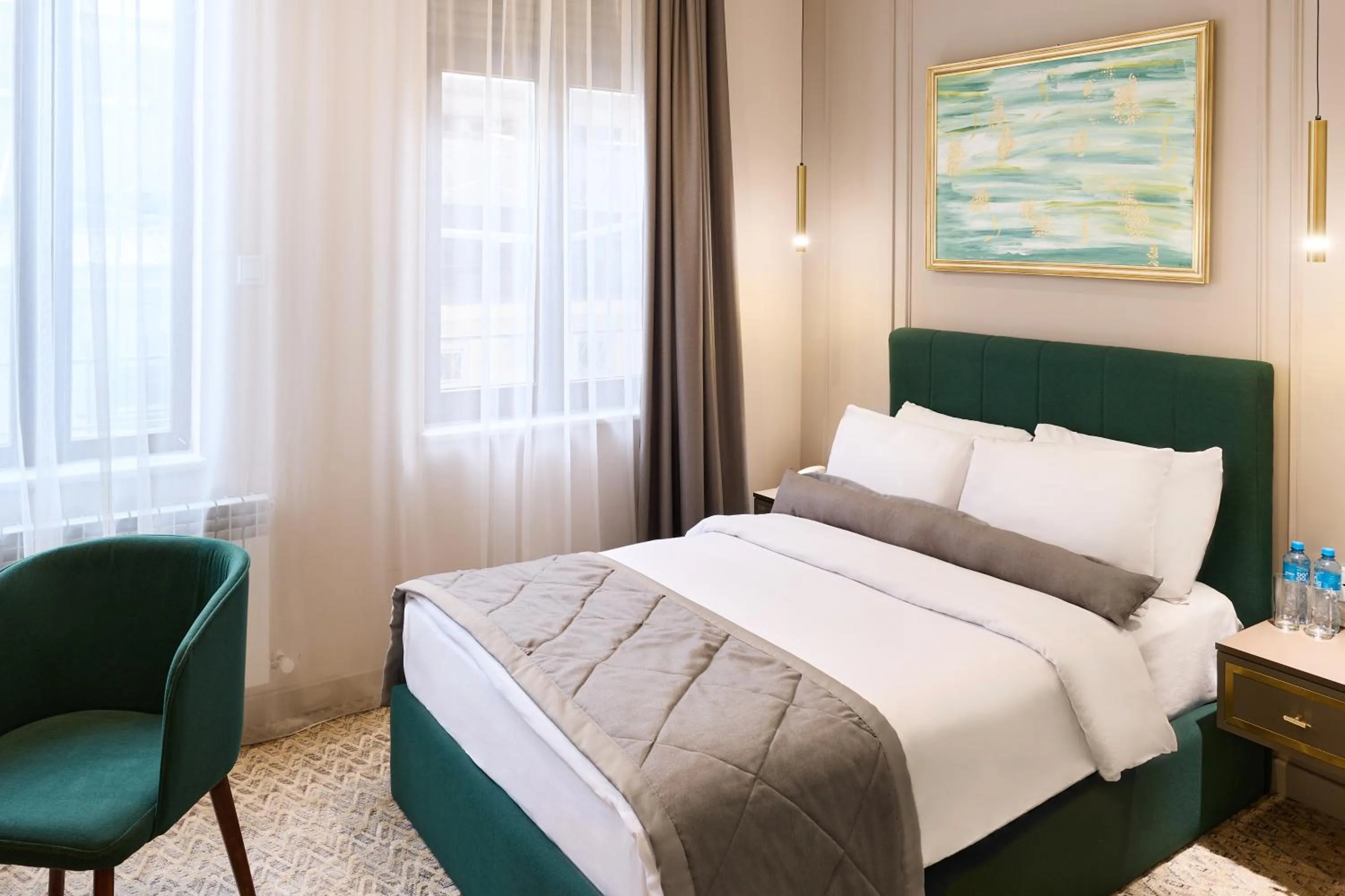 Bed in Maestro Address Hotel