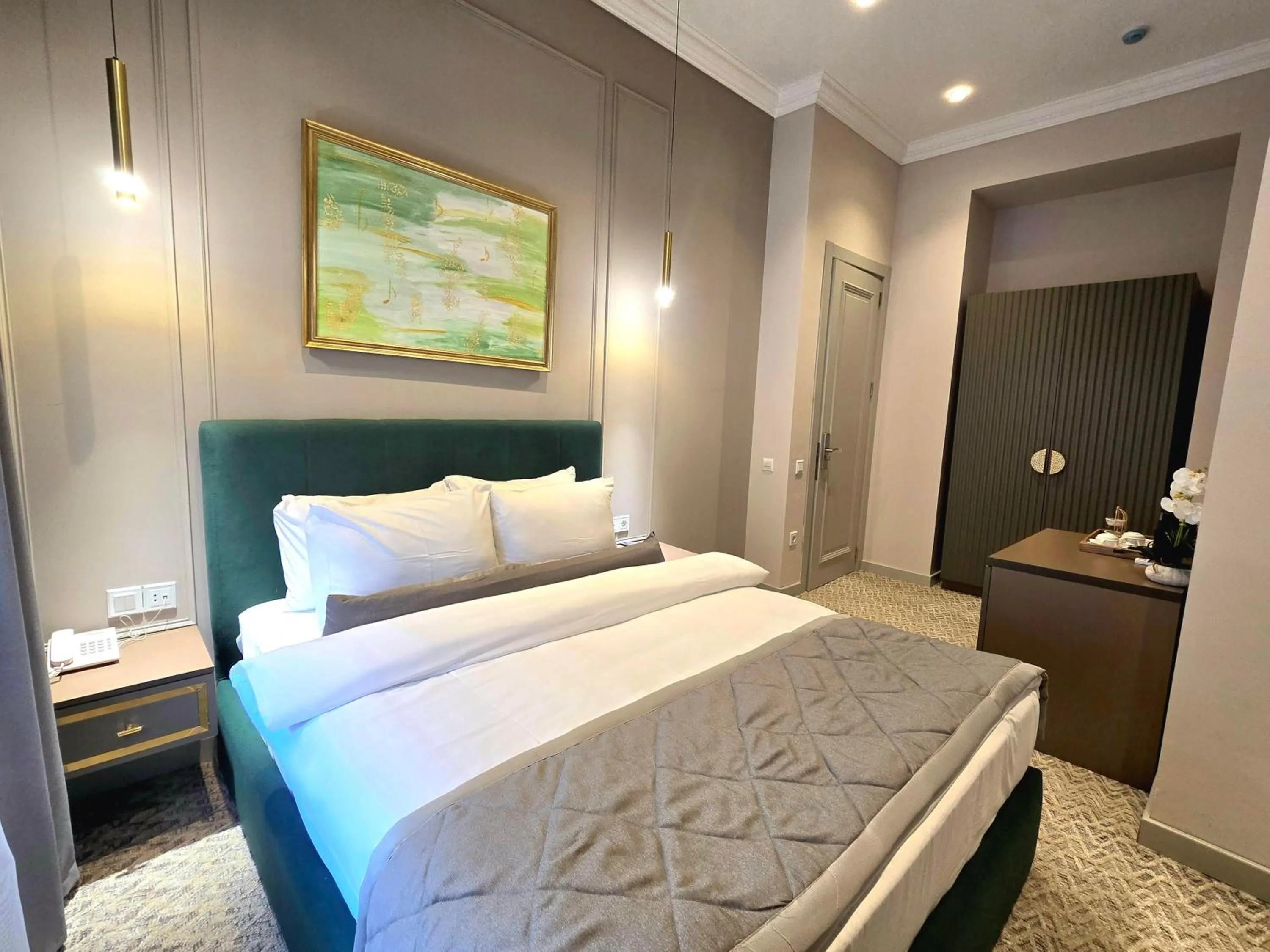 Bed in Maestro Address Hotel