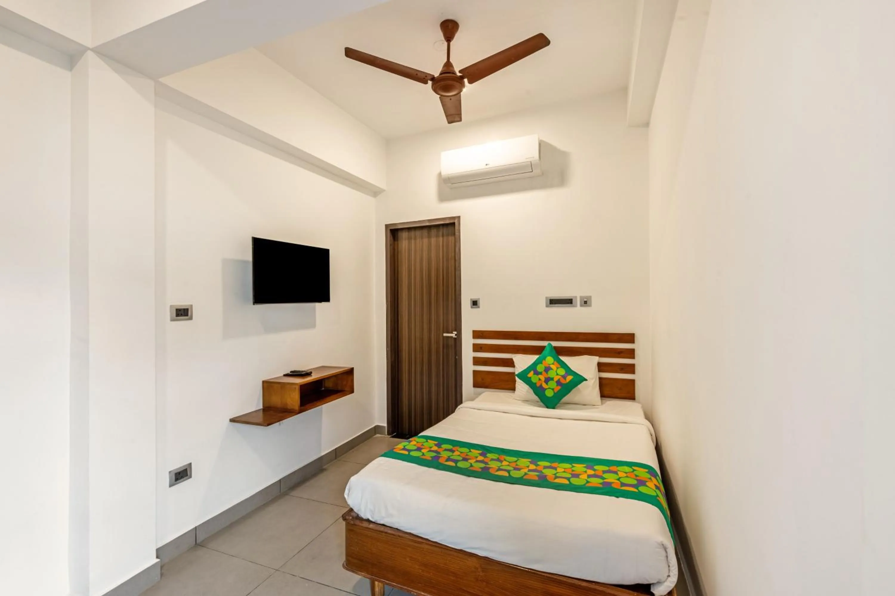Bedroom, Bed in Treebo De Cloud 9 Regency