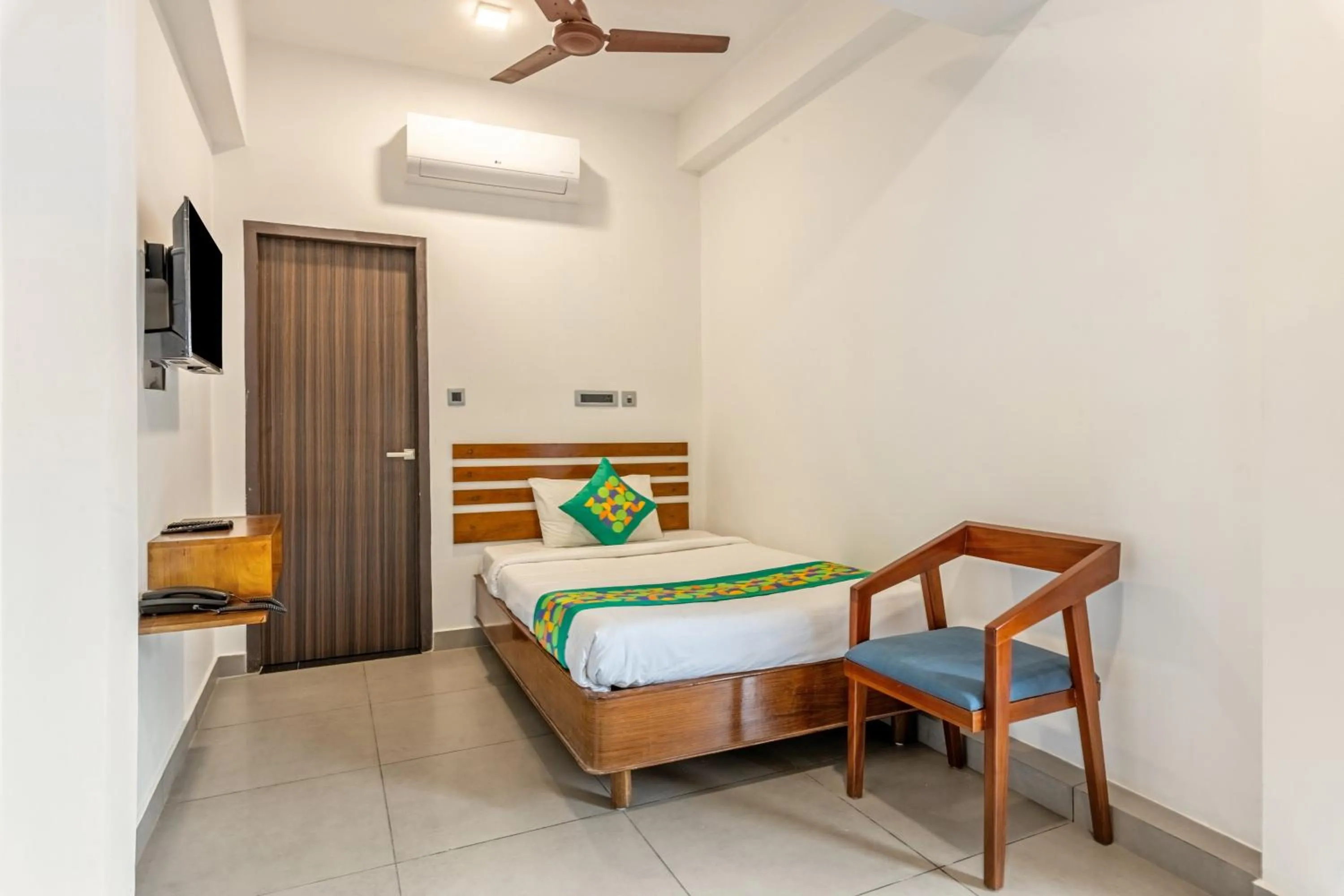 Bedroom, Bed in Treebo De Cloud 9 Regency