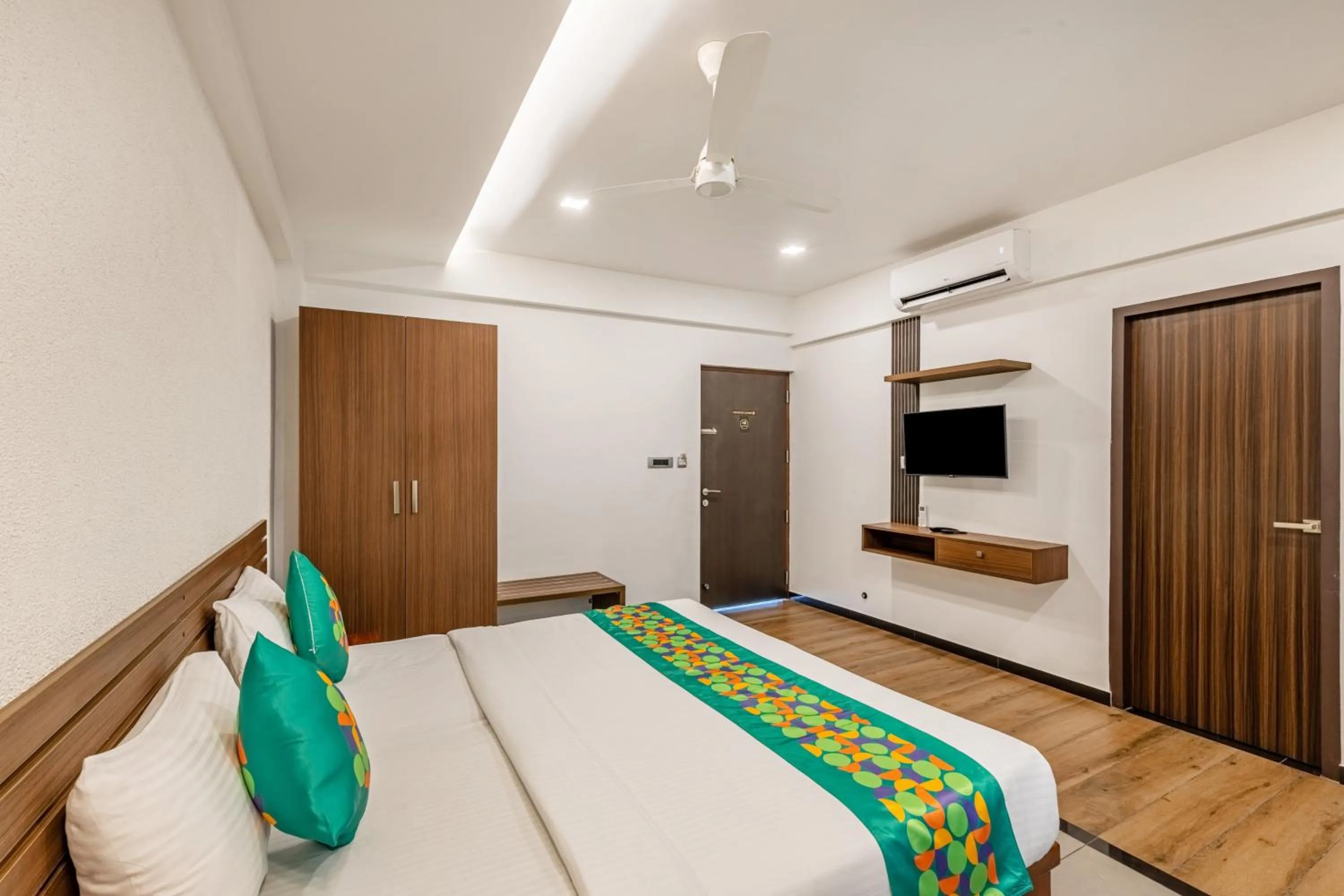 Bedroom, Bed in Treebo De Cloud 9 Regency