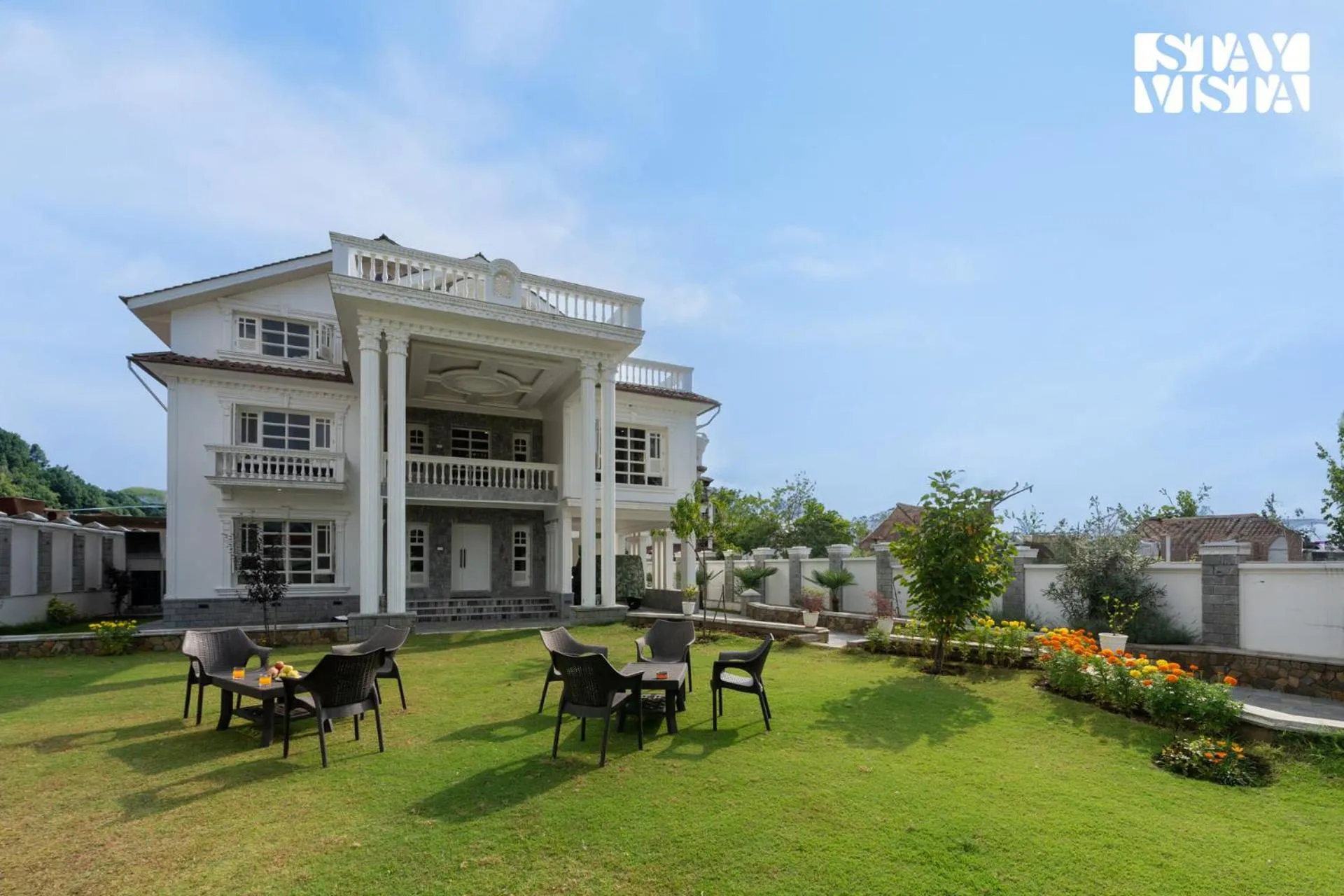 Garden view in StayVista at Midsummer Moon - Mountain View with Courtyard