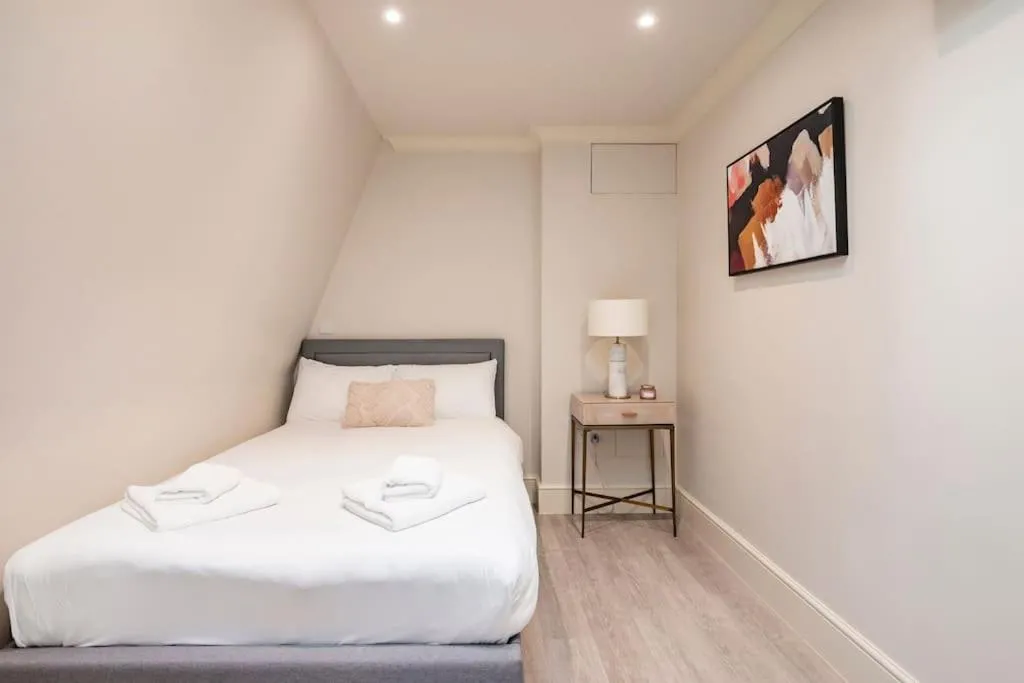Bed in Marble Arch- Suite 9