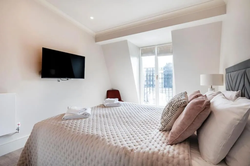 Bed in Marble Arch- Suite 9